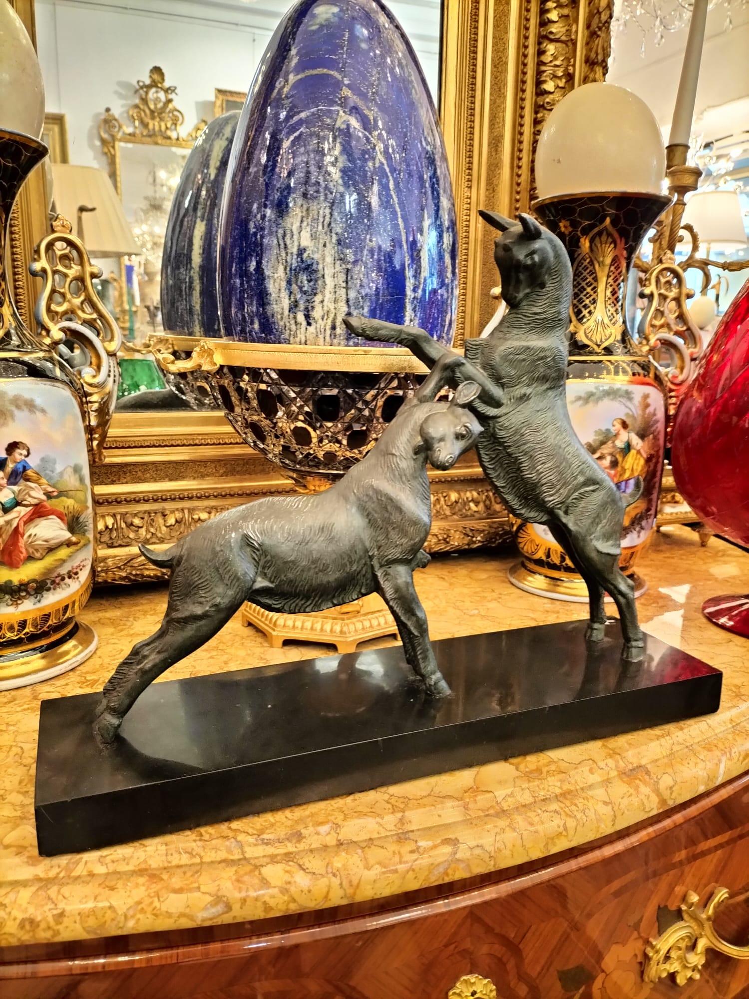 Escultura animal dinámica de cabras en bronce, siglo XX en Bueno estado para la venta en NICE, FR