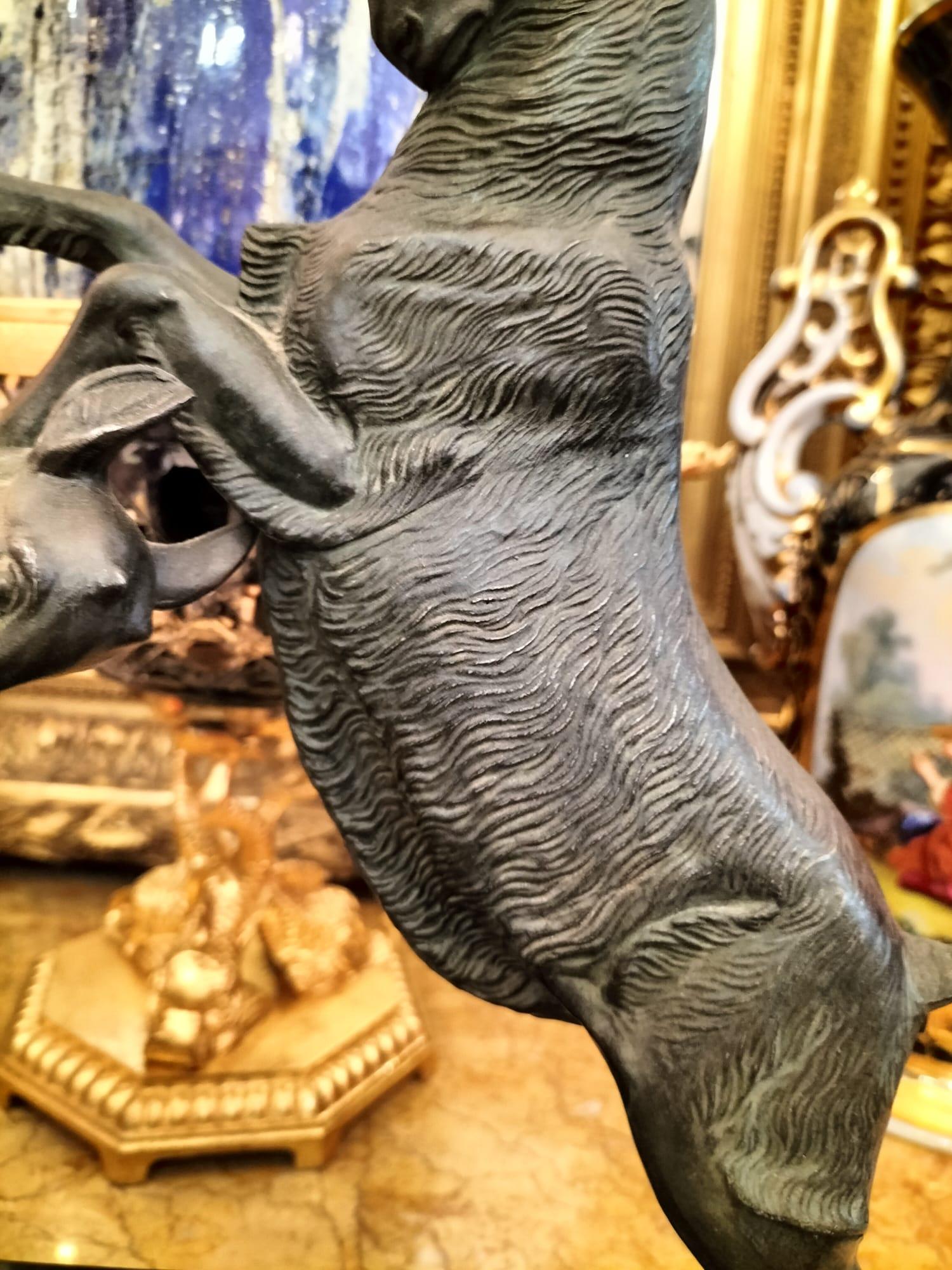 Escultura animal dinámica de cabras en bronce, siglo XX Bronce en venta