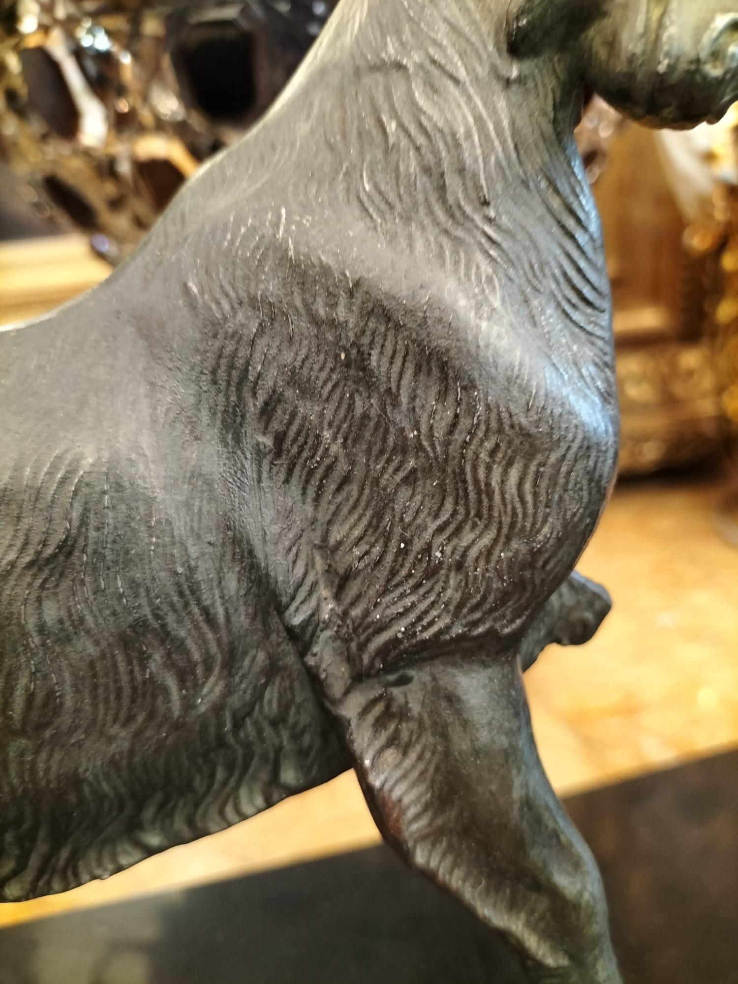 Escultura animal dinámica de cabras en bronce, siglo XX en venta 3