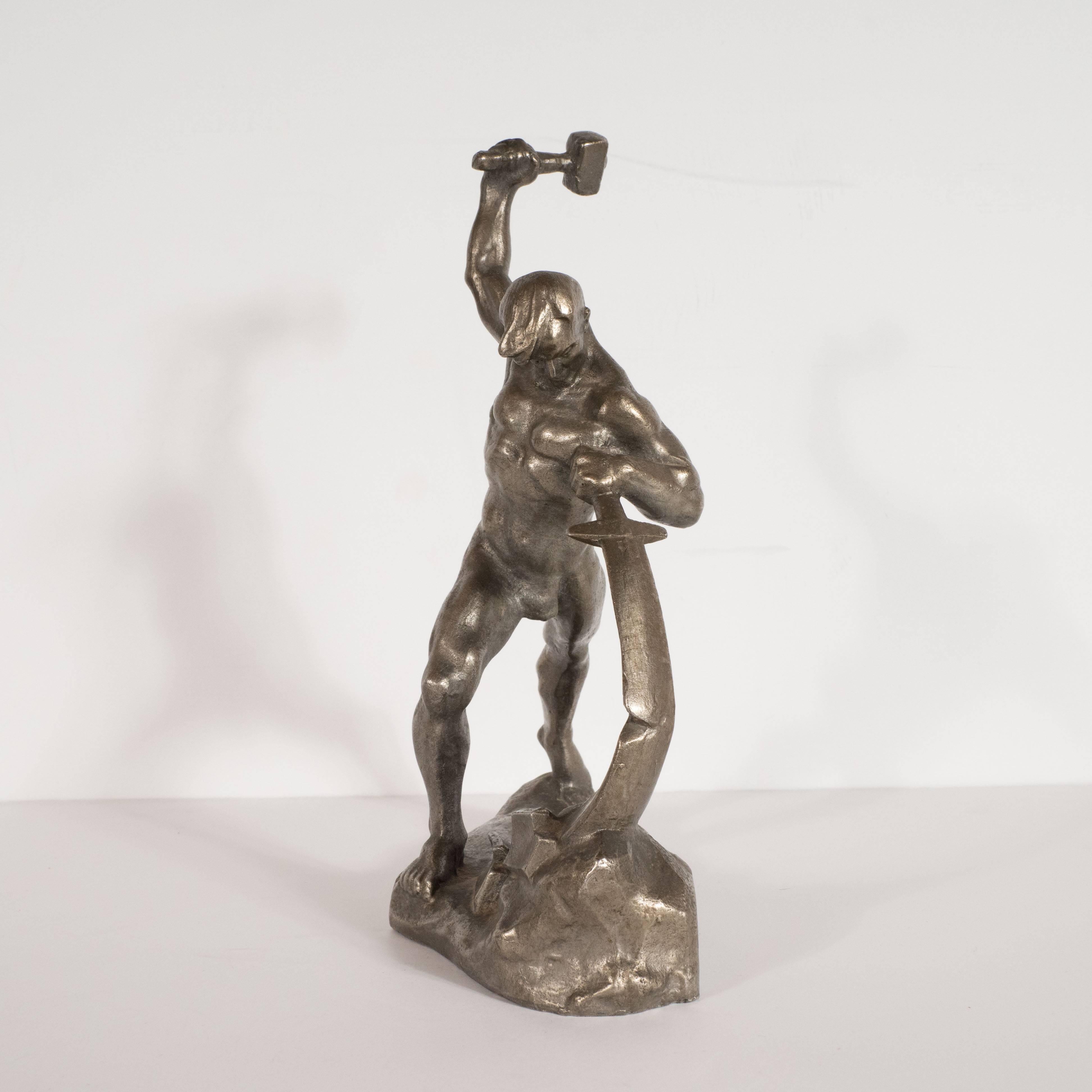 Cette belle sculpture a été réalisée en Russie au début du XXe siècle. Créée en bronze:: elle représente une figure masculine nue en train de forger une épée. Il est représenté en plein élan alors qu'il frappe l'épée avec un marteau. Son corps s'est