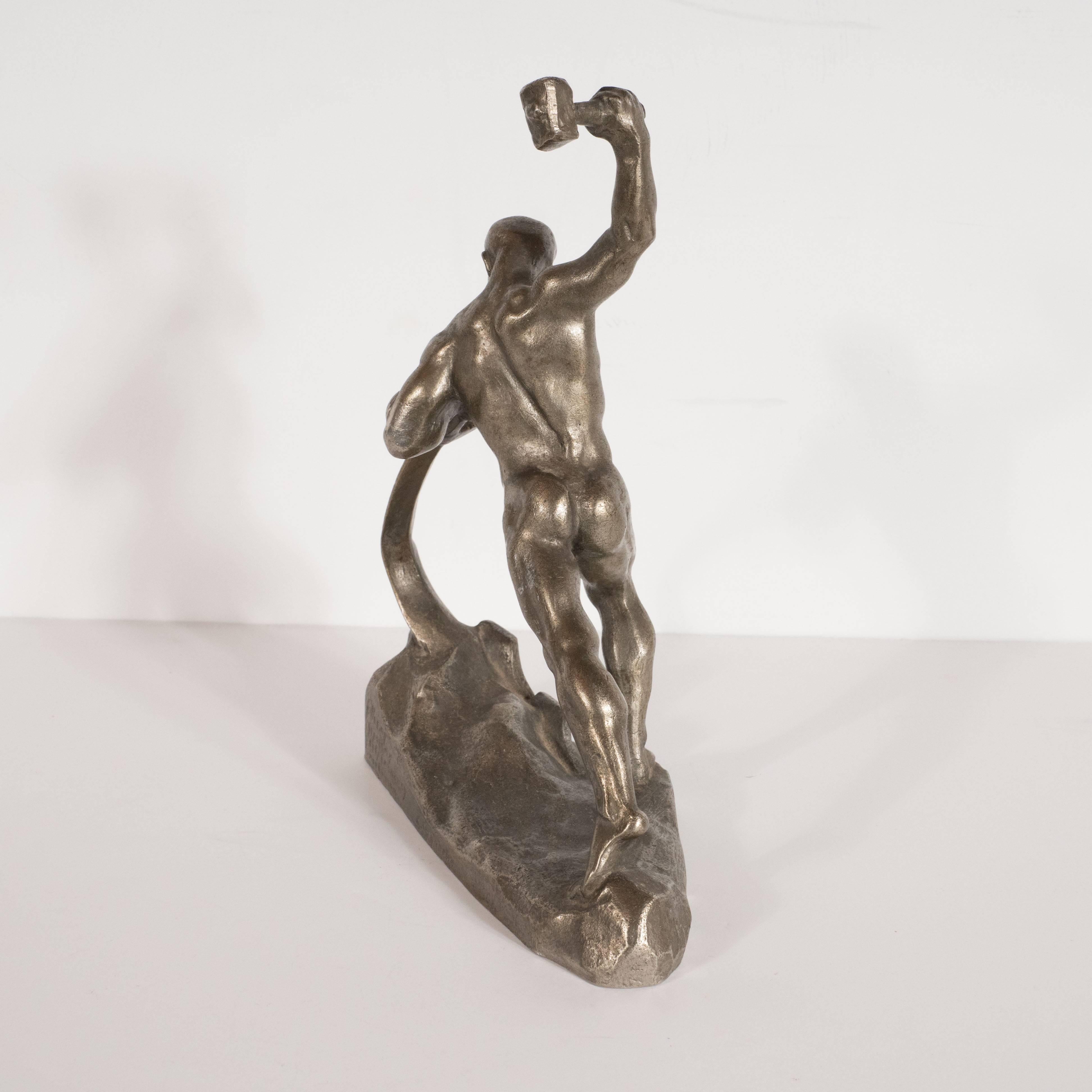 Sculpture masculine nue soviétique dynamique du début du 20e siècle en bronze Excellent état à New York, NY