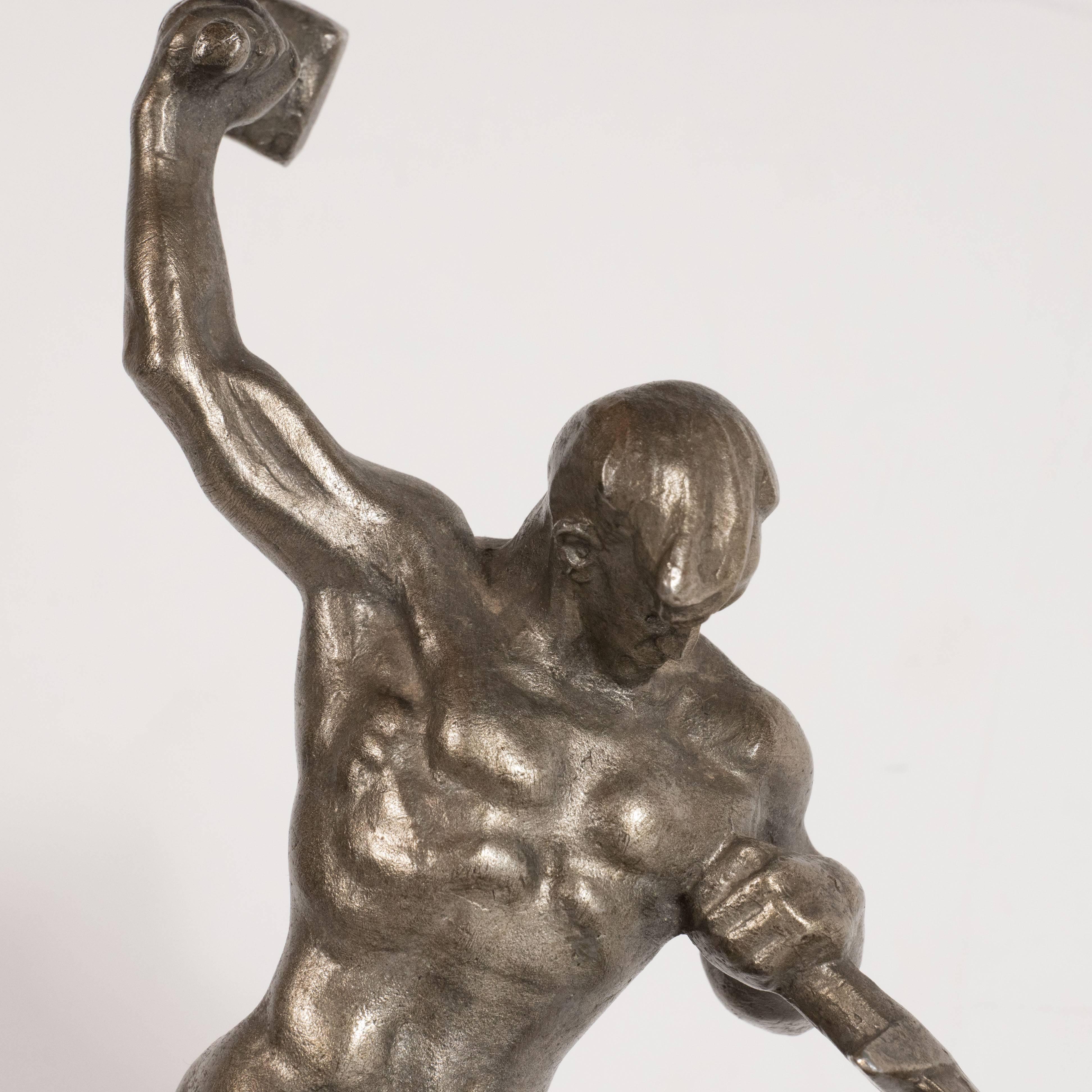20ième siècle Sculpture masculine nue soviétique dynamique du début du 20e siècle en bronze