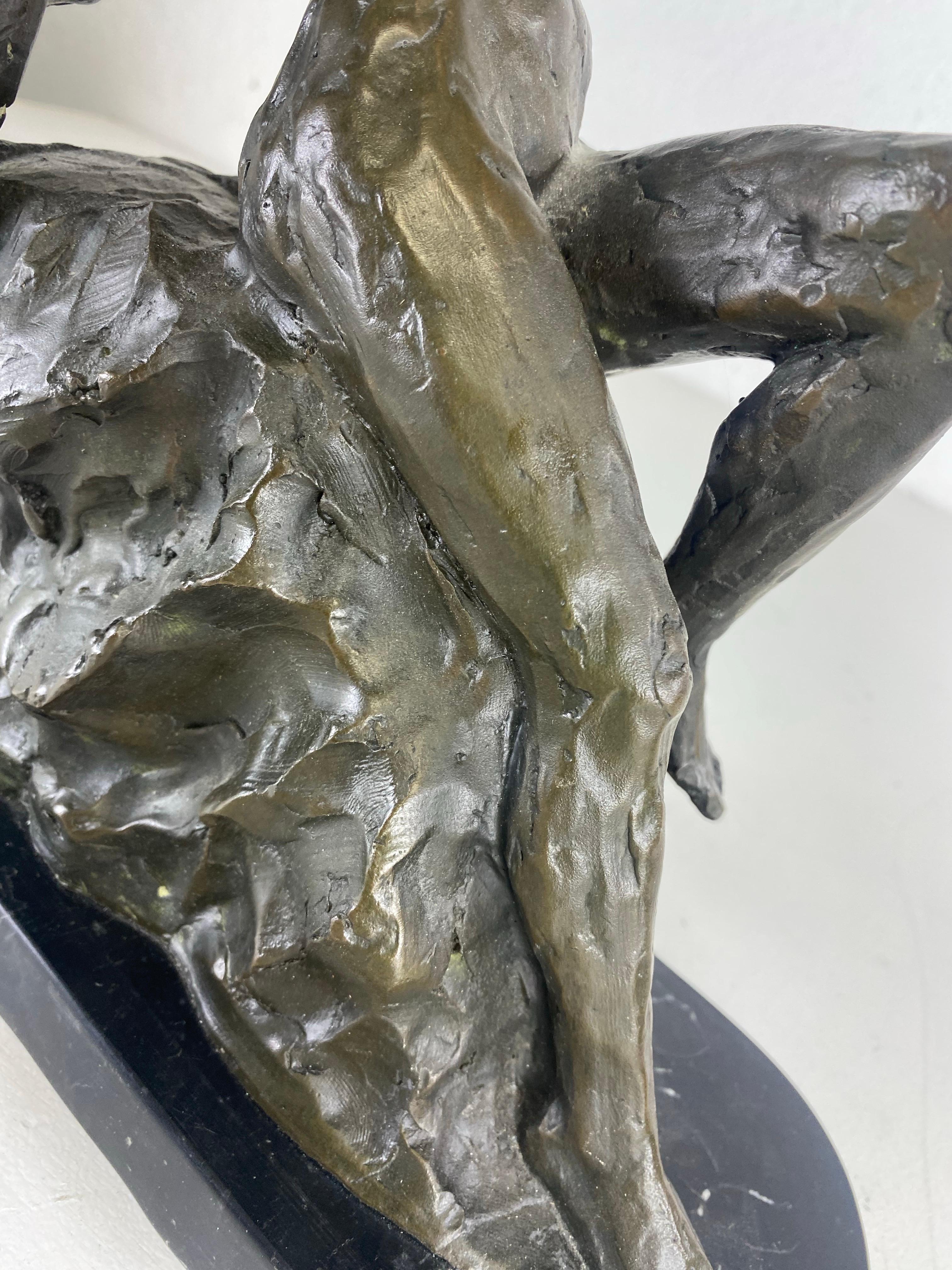 Il s'agit d'une sculpture dynamique de nu féminin d'Auguste Rodin. Cette sculpture suggestive est magnifiquement exécutée dans le style impressionniste. Cette pièce de musée restaurée repose sur une base en marbre noir et présente une belle patine