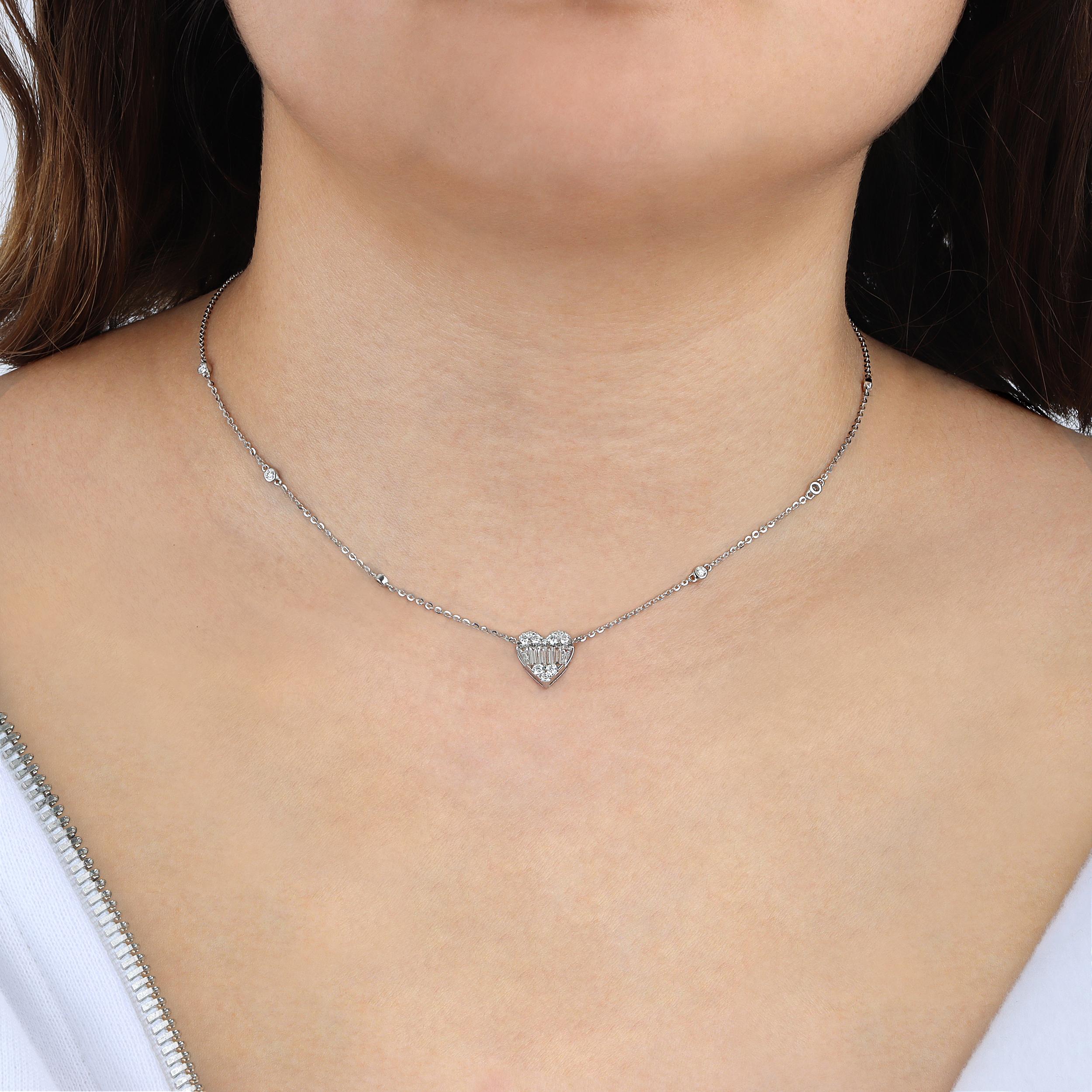 Cet élégant collier de diamants en forme de cœur en or blanc 18 carats est une pièce intemporelle qui ajoute une touche de sophistication à n'importe quelle tenue. Conçue avec 18 diamants ronds et 8 diamants baguettes, elle brille d'un éclat