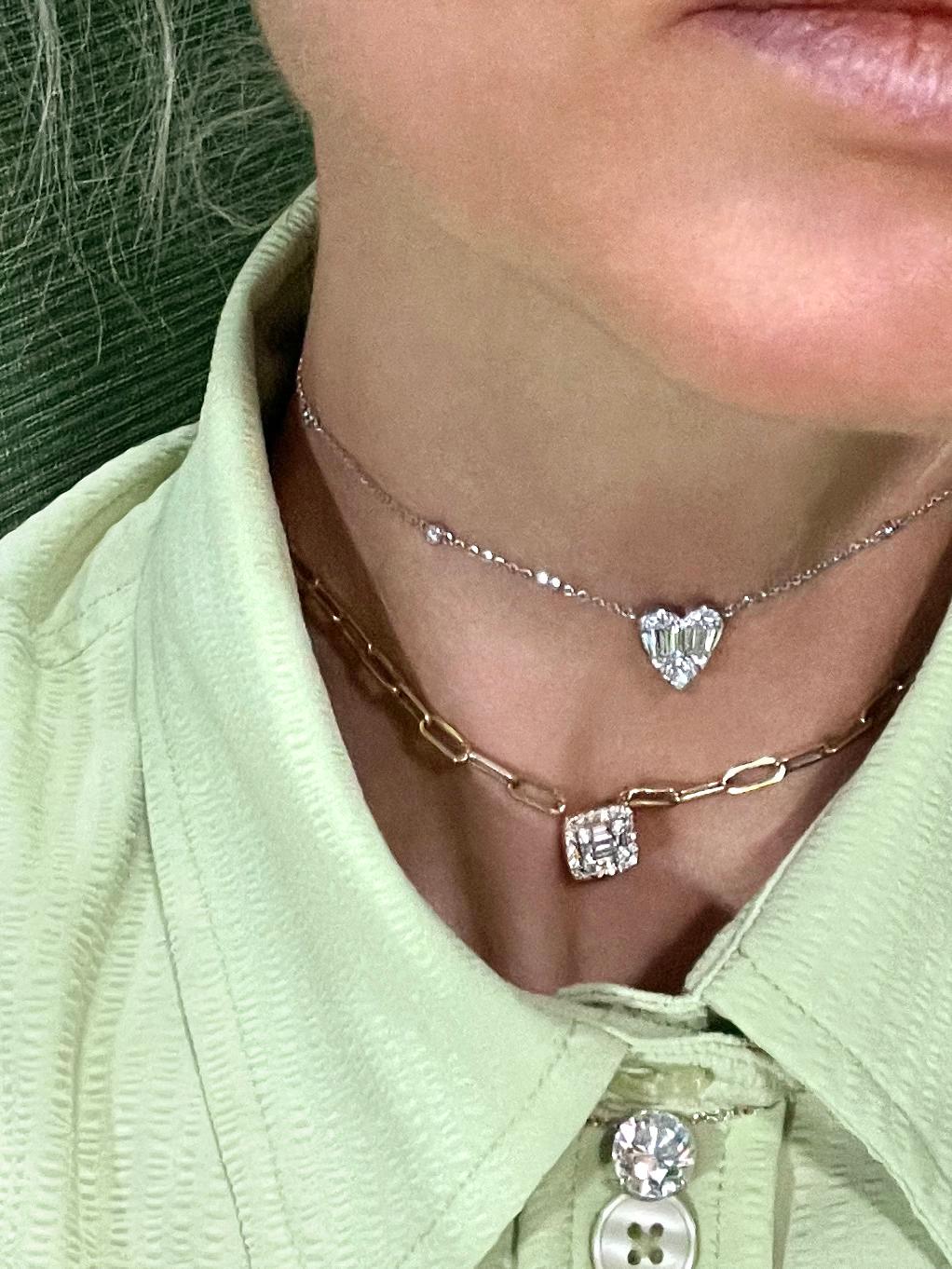 Moderne Collier en or blanc 18 carats en forme de cœur en vente