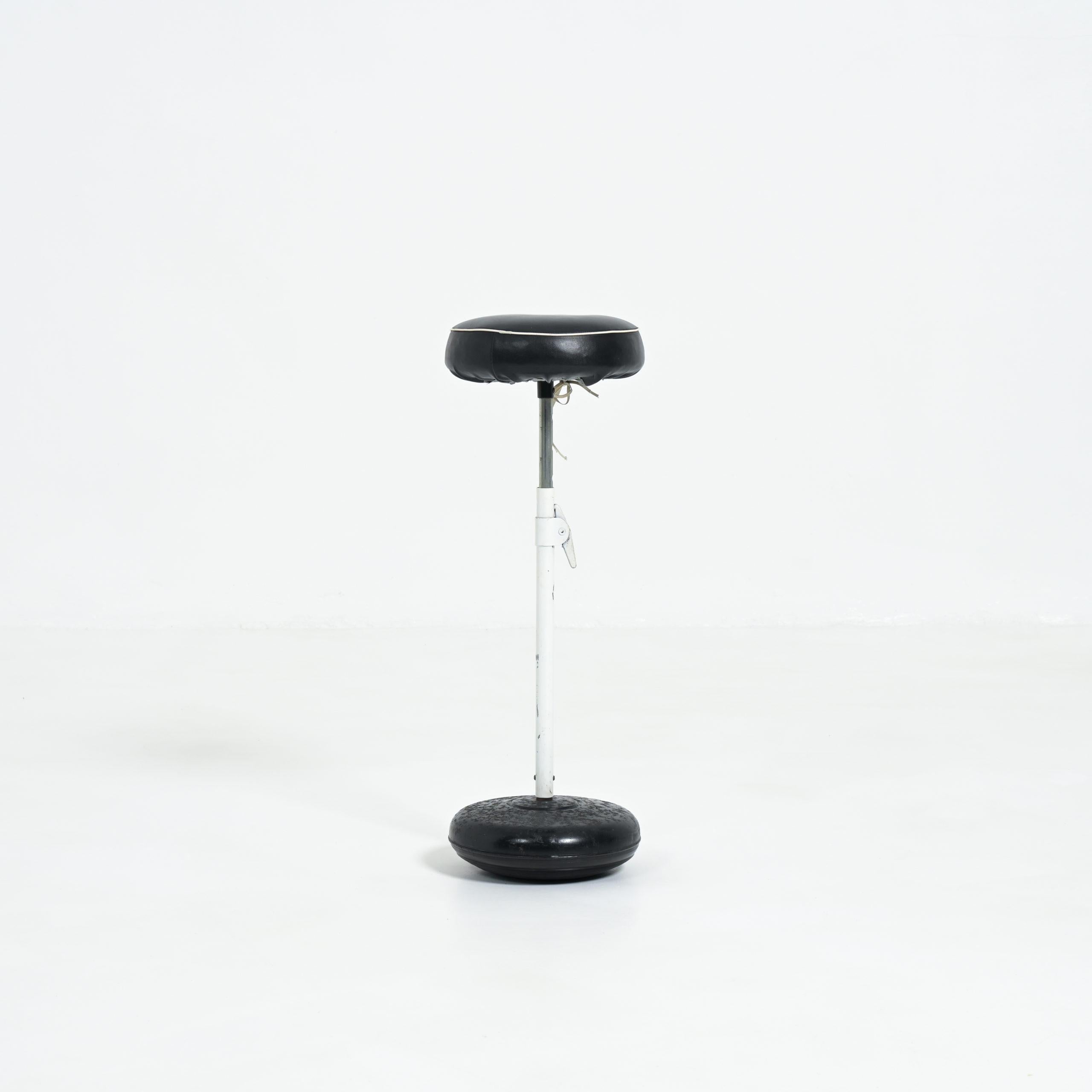Ce tabouret industriel peut être daté des années 1950.
Il s'agit d'un tabouret dynamique doté d'une base sphérique en métal lourd, dont le dessous est recouvert de caoutchouc. Vous pouvez vous asseoir sur ce tabouret, rester les pieds au sol et