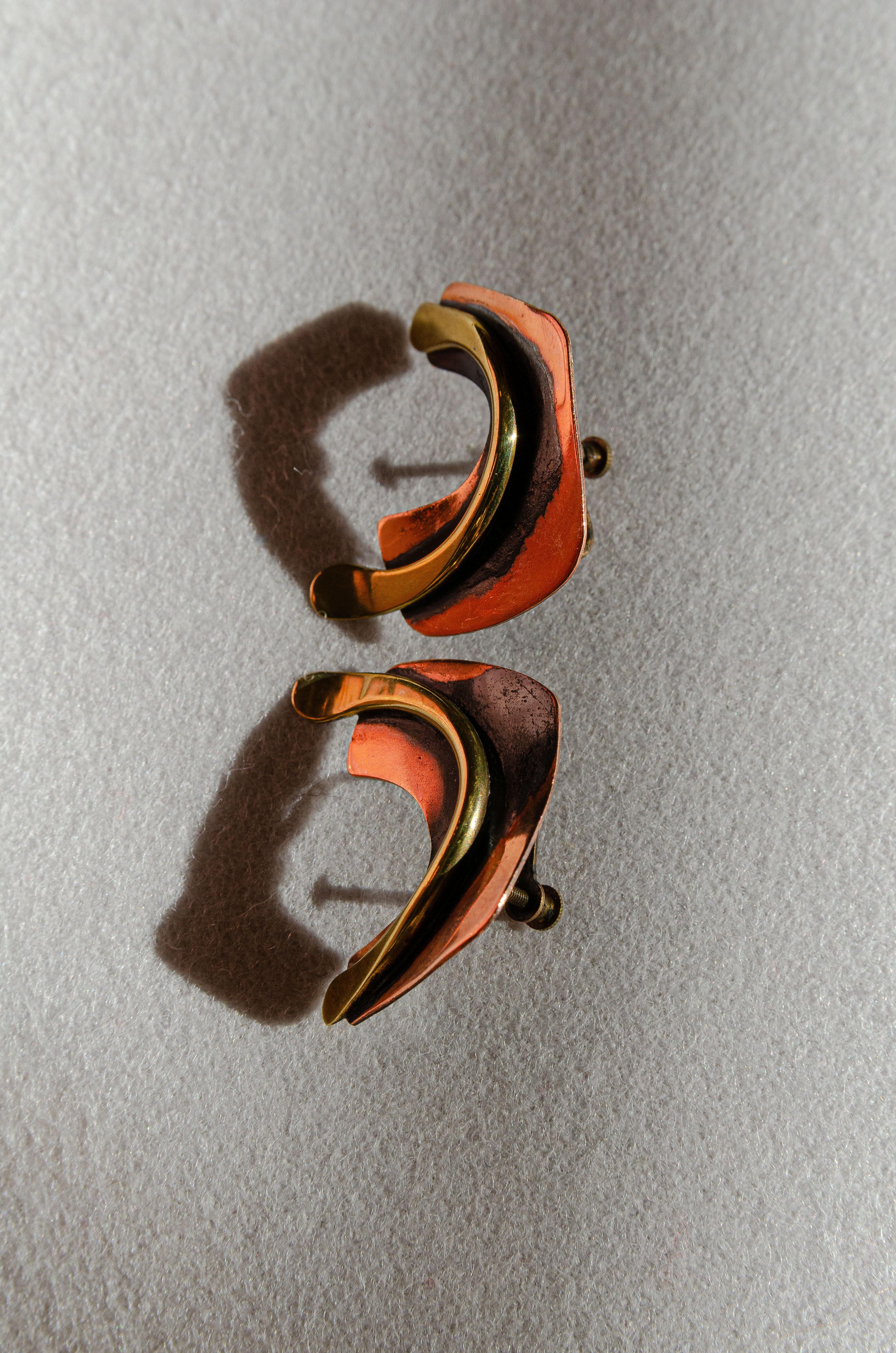 American Dynamic Mid-Century Modernist Copper and Brass Biomorphic Earrings By Art Smith For Sale