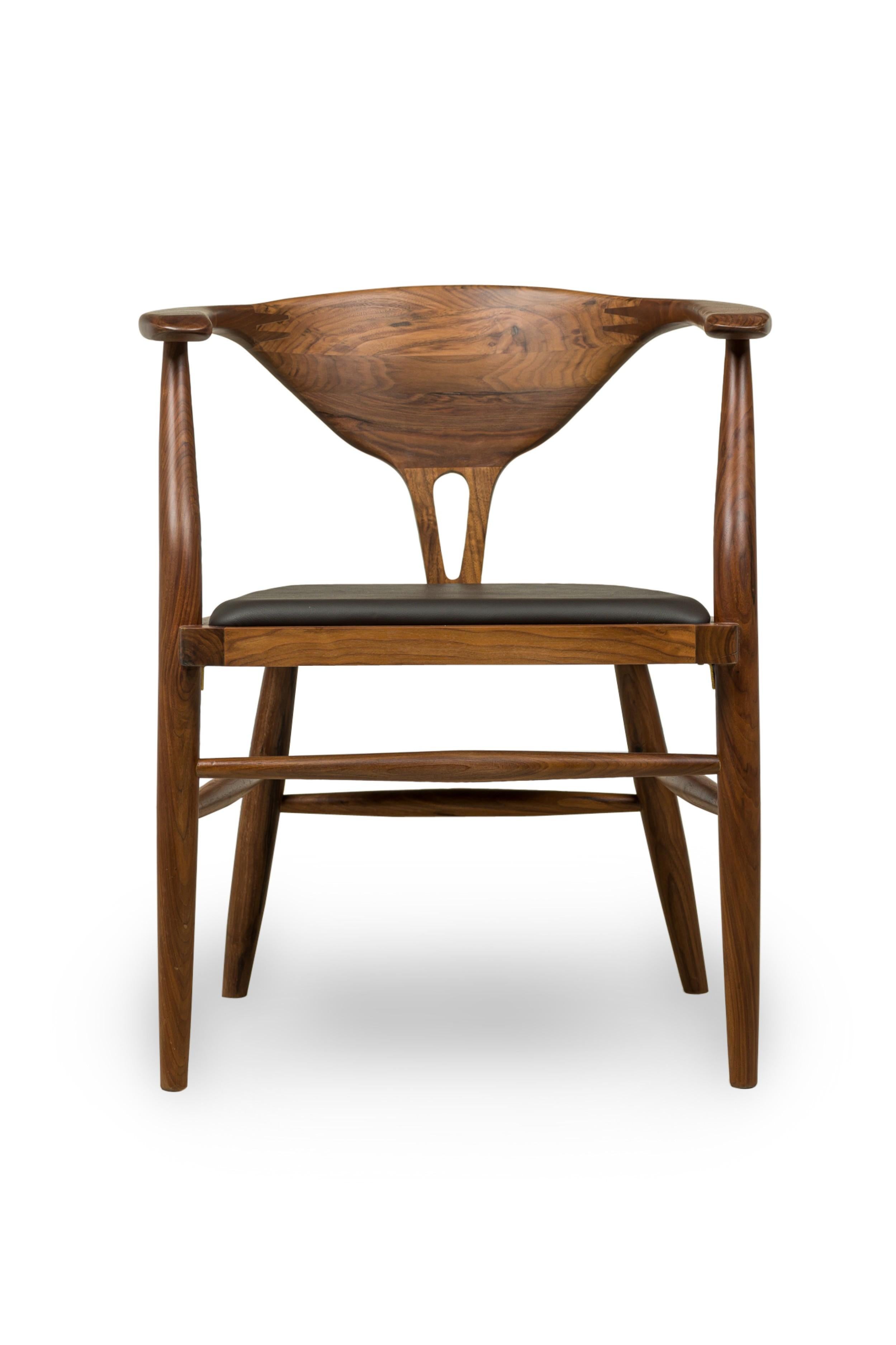 8 Zeitgenössische moderne dänische Stühle aus massivem Nussbaumholz 
