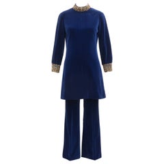 Traje pantalón Dinastía de terciopelo azul con cuentas, años 60