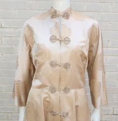 Asiatische Dynastie Champagnerfarbener Seiden-Jacquard-Mantel Robe, 1950er Jahre