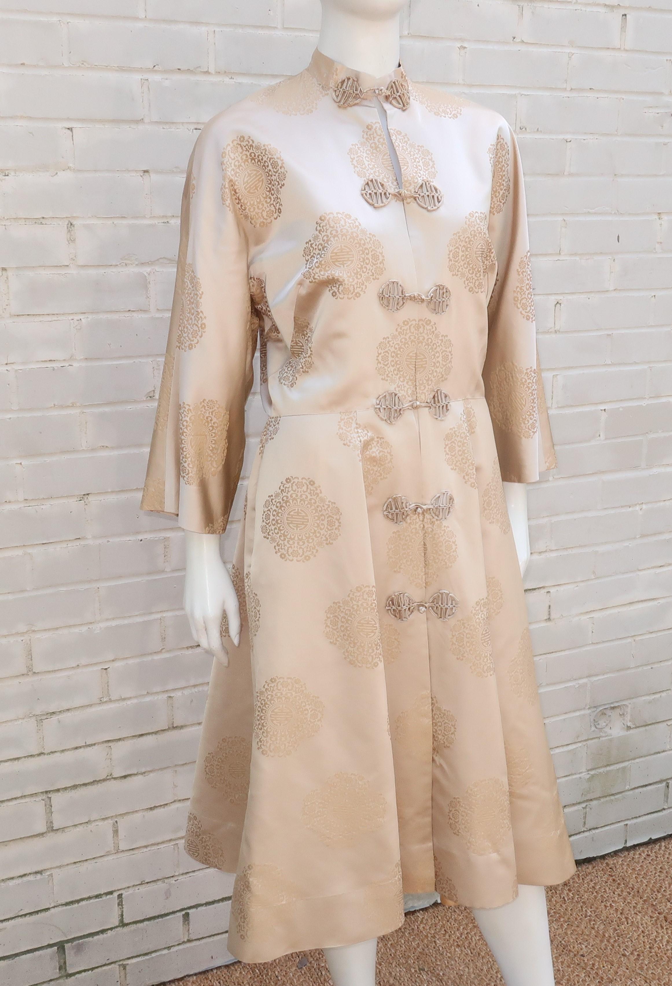 Dynasty Champagne Silk Jacquard Asian Dress Coat Robe, 1950's  In Good Condition In Atlanta, GA