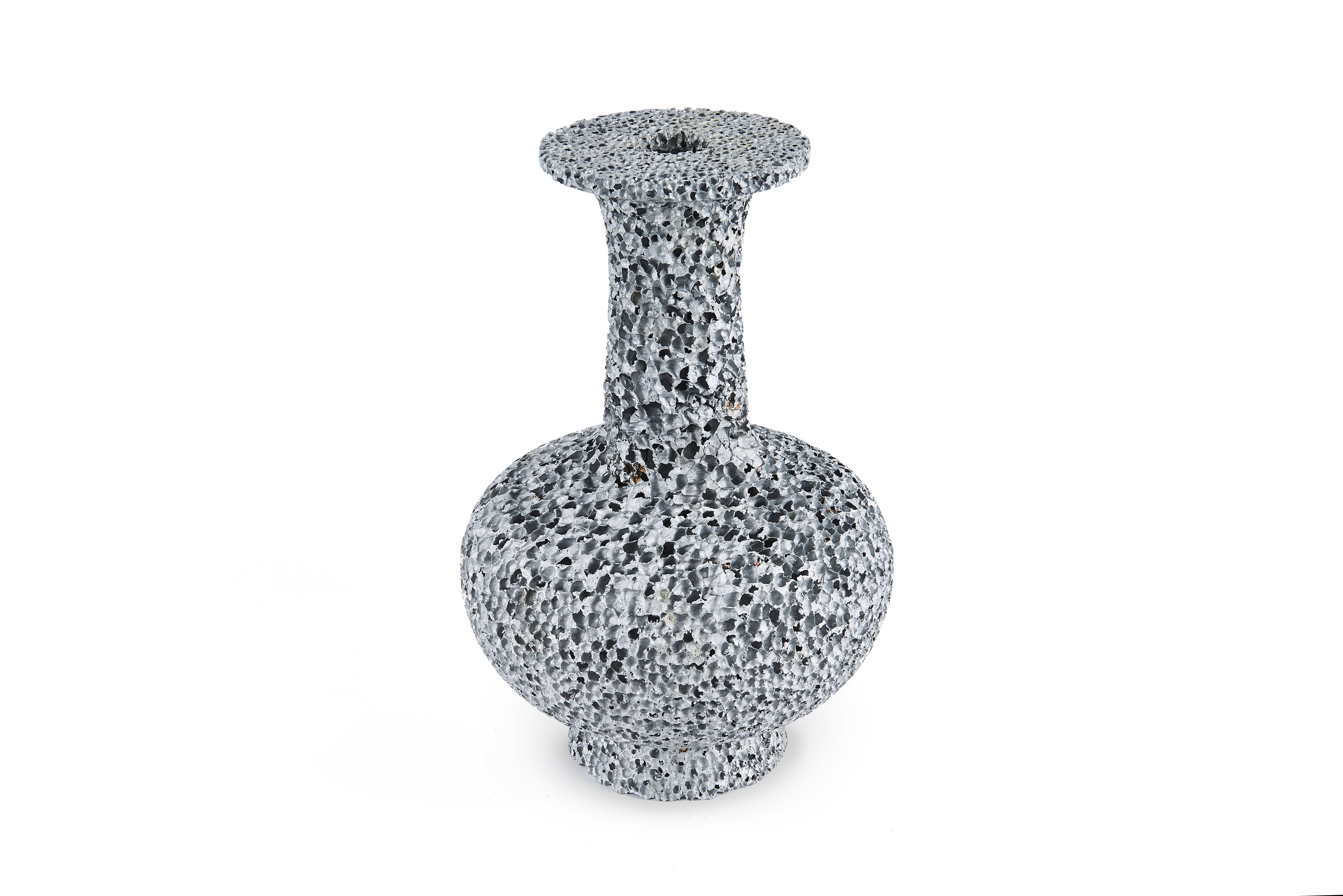 In einer neuen Phase seiner Erforschung des Mediums Aluminiumschaum hat Michael Young eine neue Serie von Vasen für die Galerie ALL geschaffen. Die Dynasty-Serie wird ihr weltweites Debüt auf der fünften Ausgabe der Design Shanghai vom 14. bis 17.