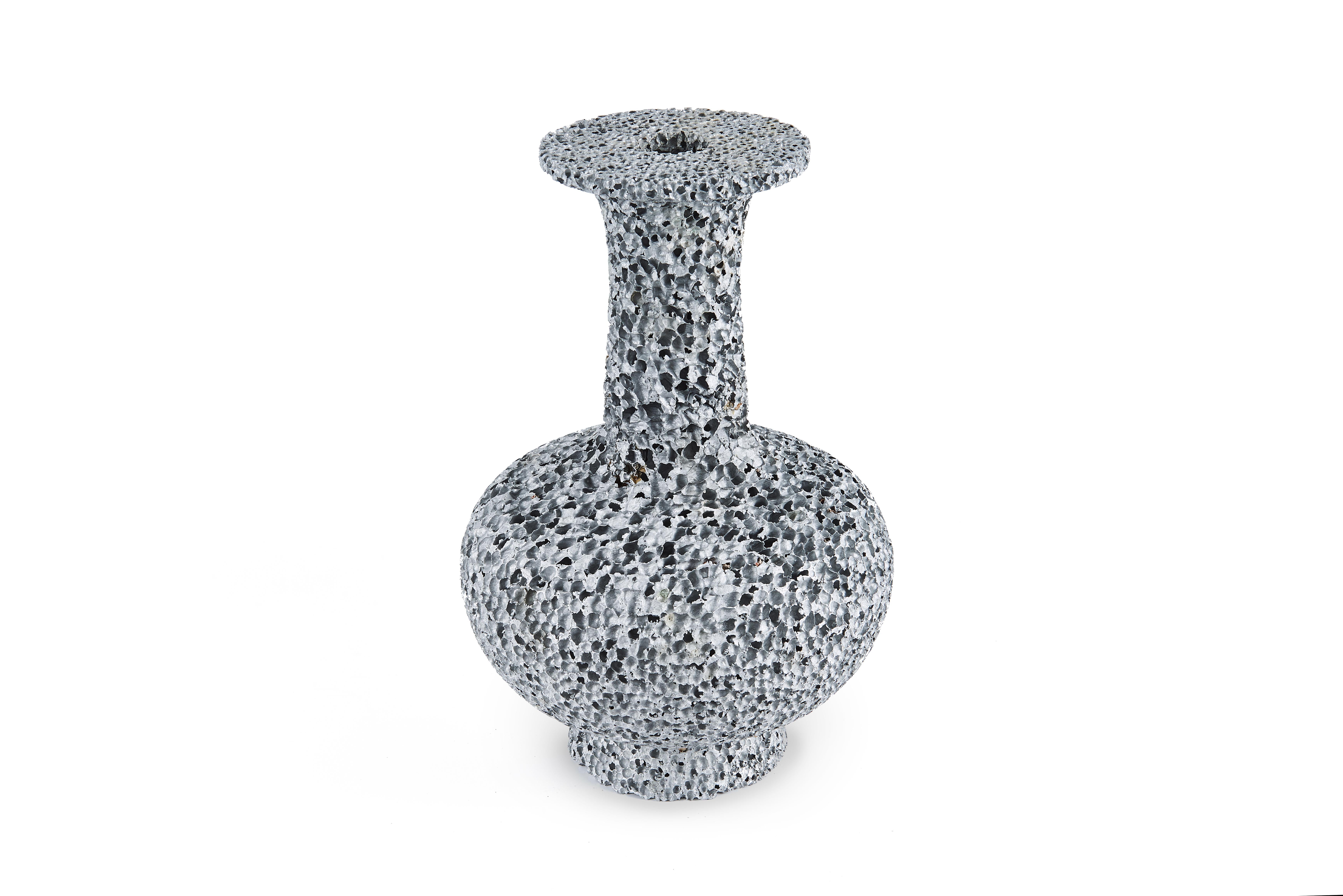 In una nuova fase della sua esplorazione del mezzo della schiuma di alluminio, Michael Young ha creato una nuova serie di vasi per la Galleria ALL. La serie Dynasty farà il suo debutto mondiale alla quinta edizione di Design Shanghai, dal 14 al 17