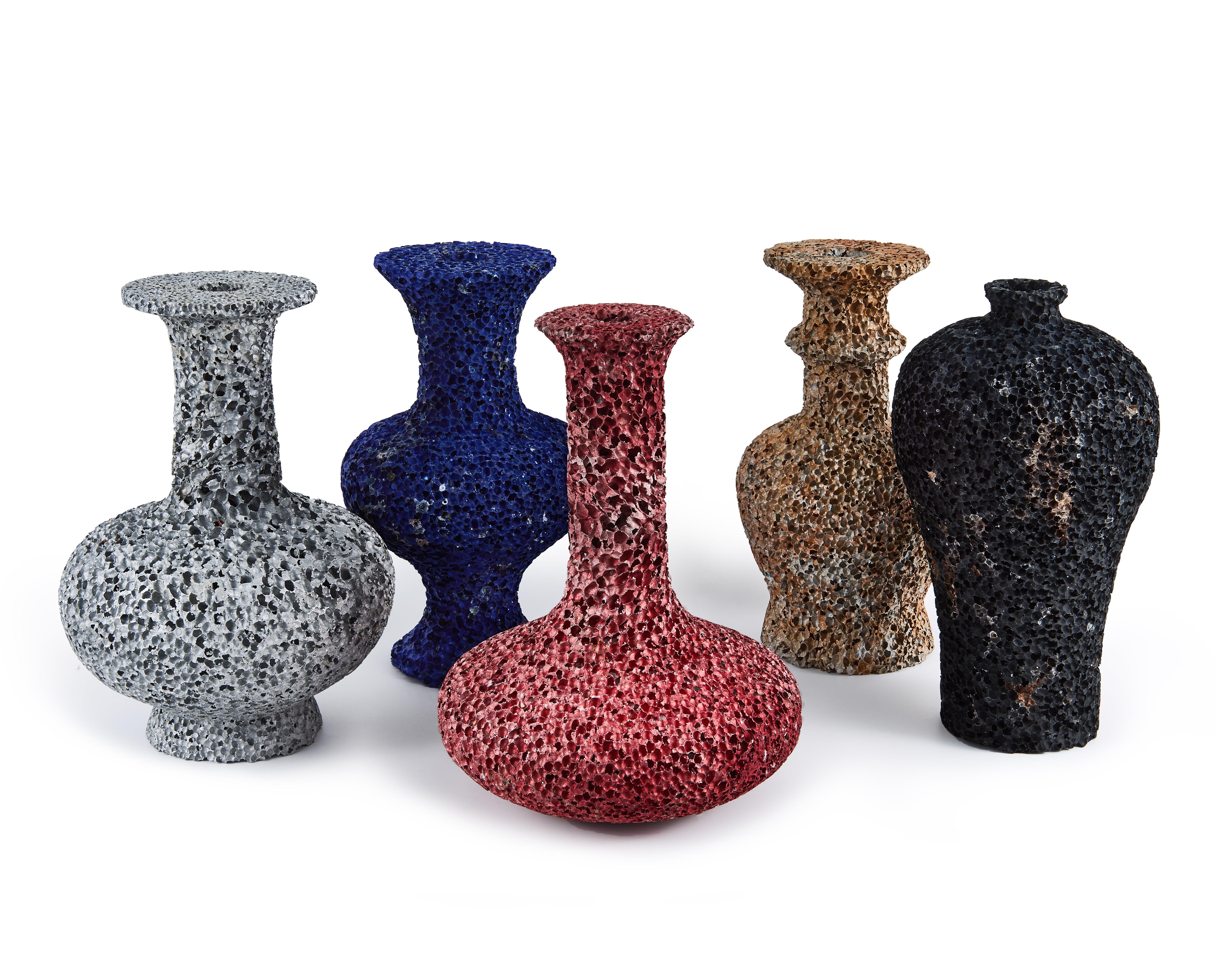 Vase #1 - Metallfarbener Aluminiumschaum von Michael Young (Hongkong) im Angebot