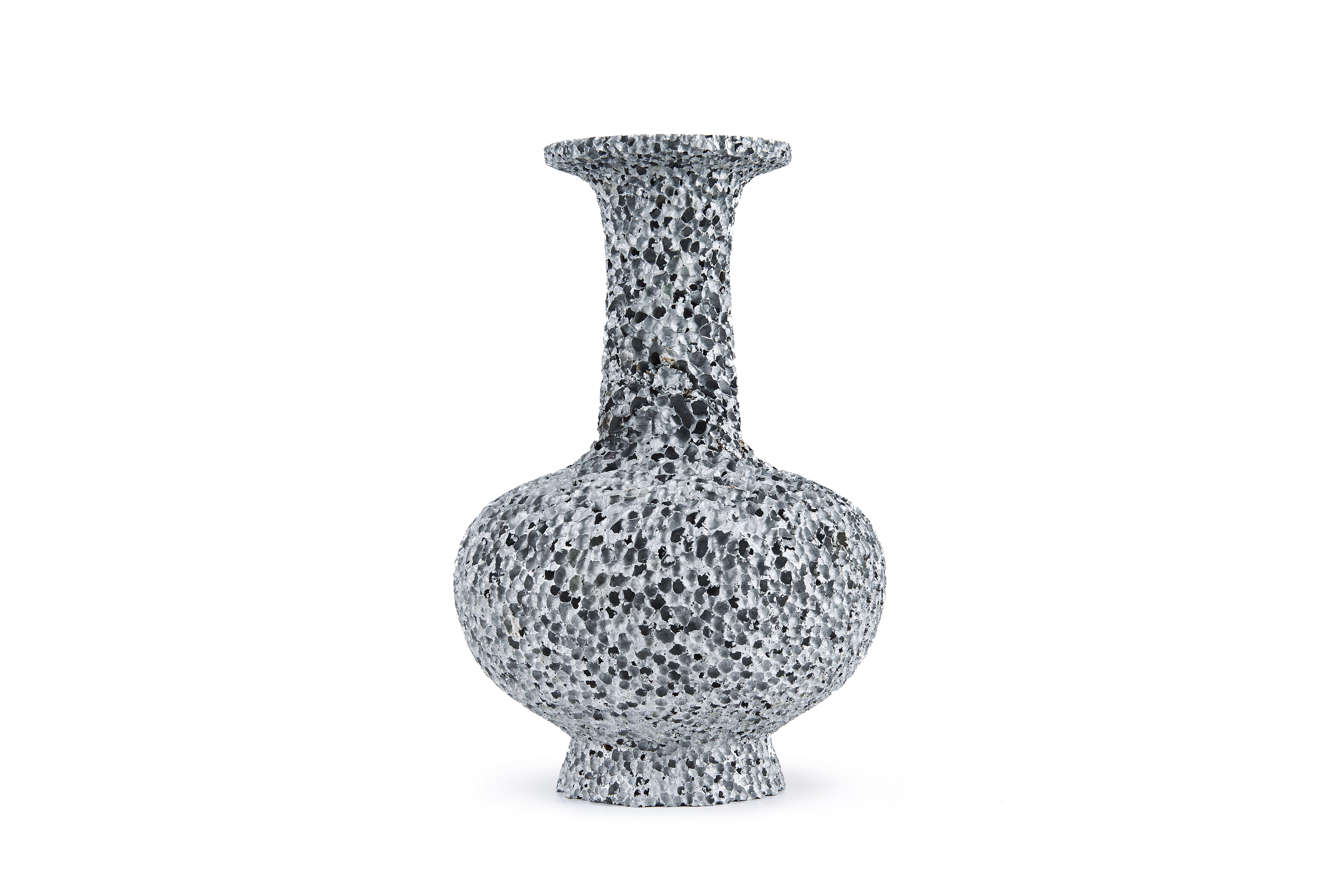 Vase #1 - Metallfarbener Aluminiumschaum von Michael Young im Zustand „Neu“ im Angebot in Beverly Hills, CA