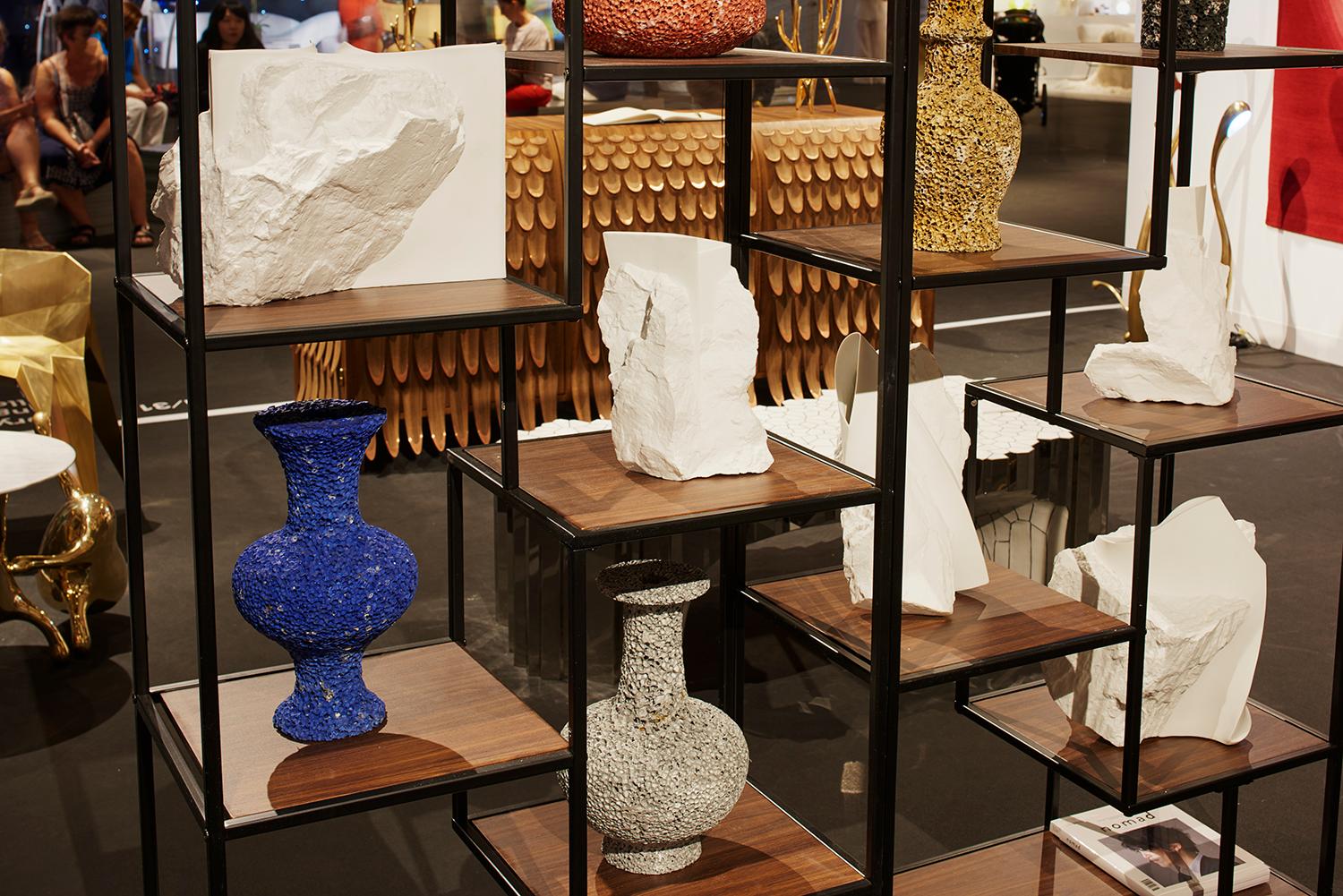 Dynasty-Vase #2 – wasserfarbenes Tischgefäß aus Aluminiumschaum von Michael Young im Zustand „Neu“ im Angebot in Beverly Hills, CA