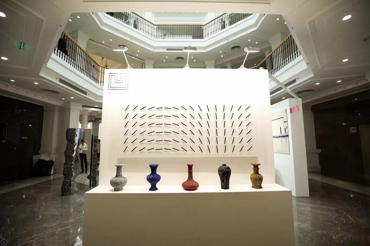 Dynasty-Vase #2 – wasserfarbenes Tischgefäß aus Aluminiumschaum von Michael Young im Angebot 3