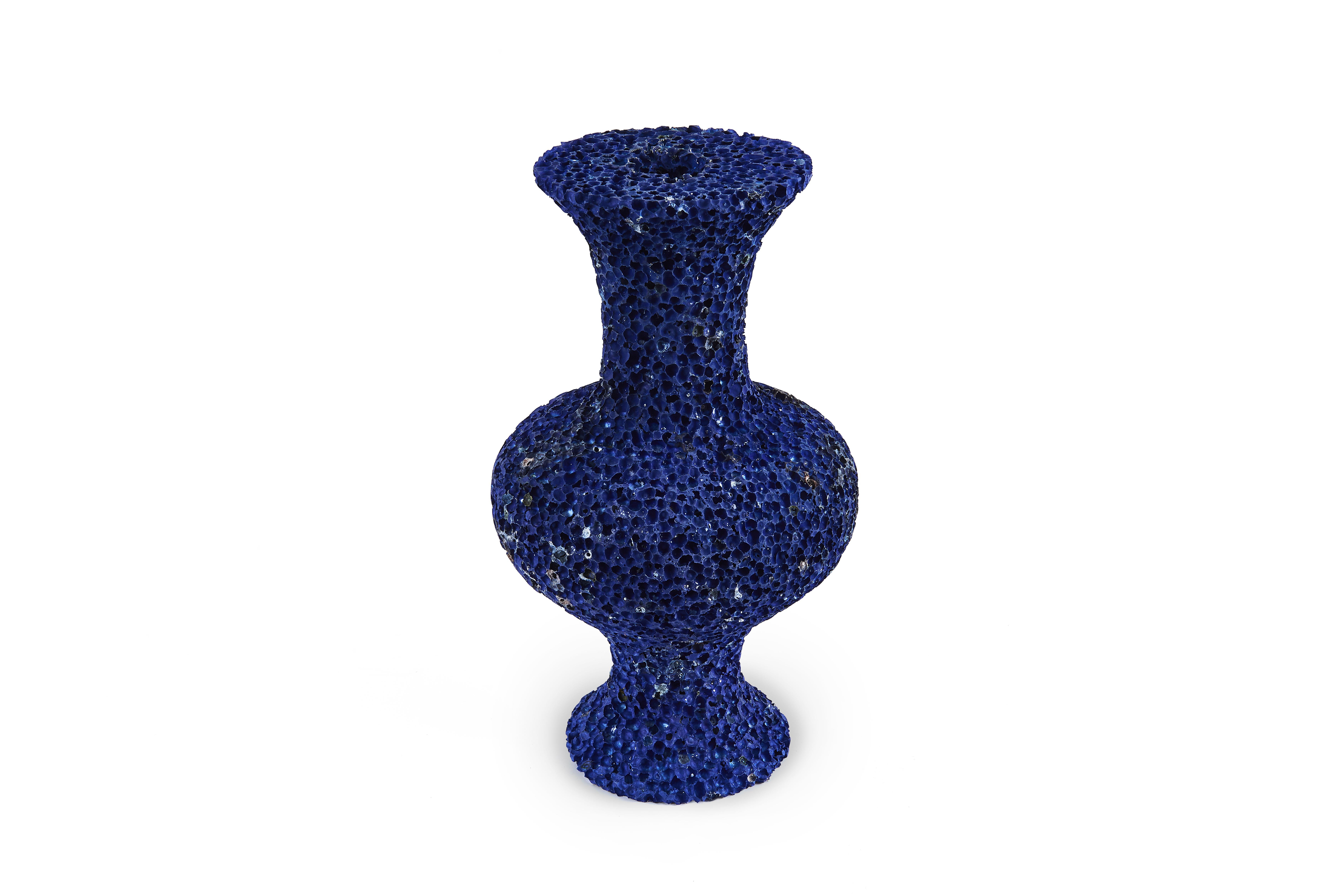 Dynasty Vase #3, Holzfarbenes Tischgefäß aus Aluminiumschaum von Michael Young im Zustand „Neu“ im Angebot in Beverly Hills, CA