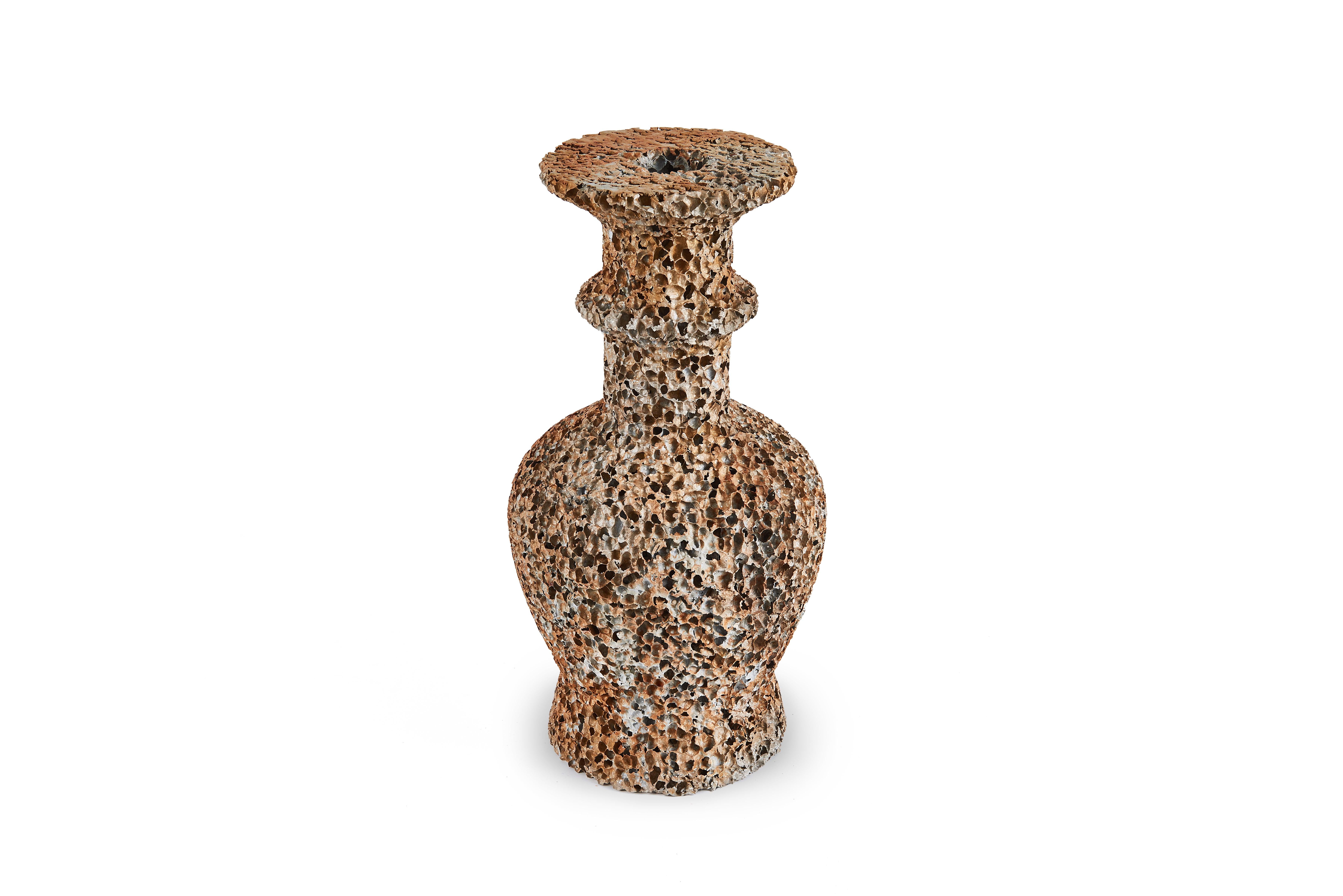Als neue Phase seiner Erkundung des Mediums Aluminiumschaum hat Michael Young für die Galerie ALL eine neue Serie von Vasen geschaffen. Die Dynasty-Serie wird ihr weltweites Debüt auf der fünften Ausgabe der Design Shanghai vom 14. bis 17. März 2018