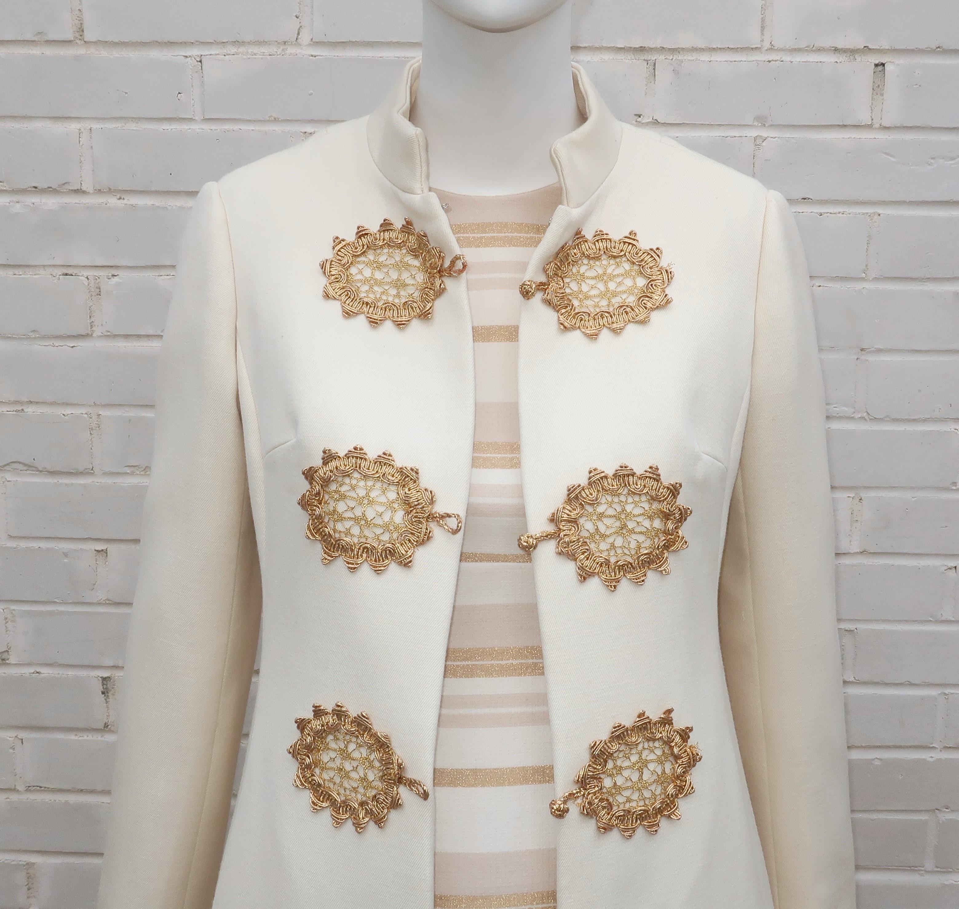 1960's Dynasty Cocktail-Kleid und Mantel Ensemble in einer Wollmischung Winter weiß Stoff mit metallischen Gold Akzente.  Der fabelhafte Mantel im Nehru-Stil ist vorne geknöpft und mit goldfarbenen, geflochtenen Froschverschlüssen und versteckten