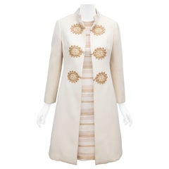 Conjunto de vestido y abrigo blanco y dorado Dinastía Winter, años 60