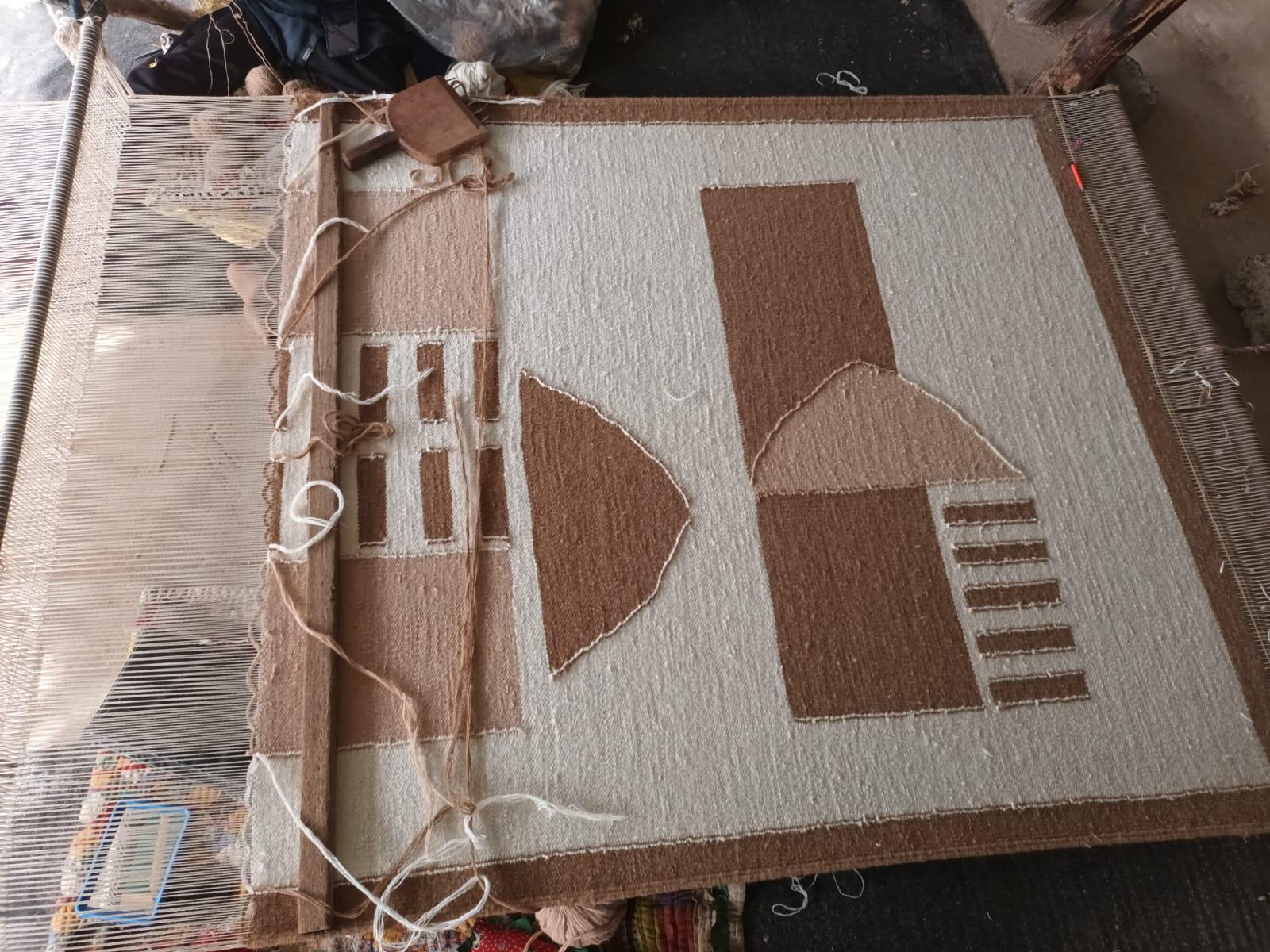 Dyoon Handgewebter Teppich in natürlichen Farbtönen aus reiner Wolle im Angebot 11