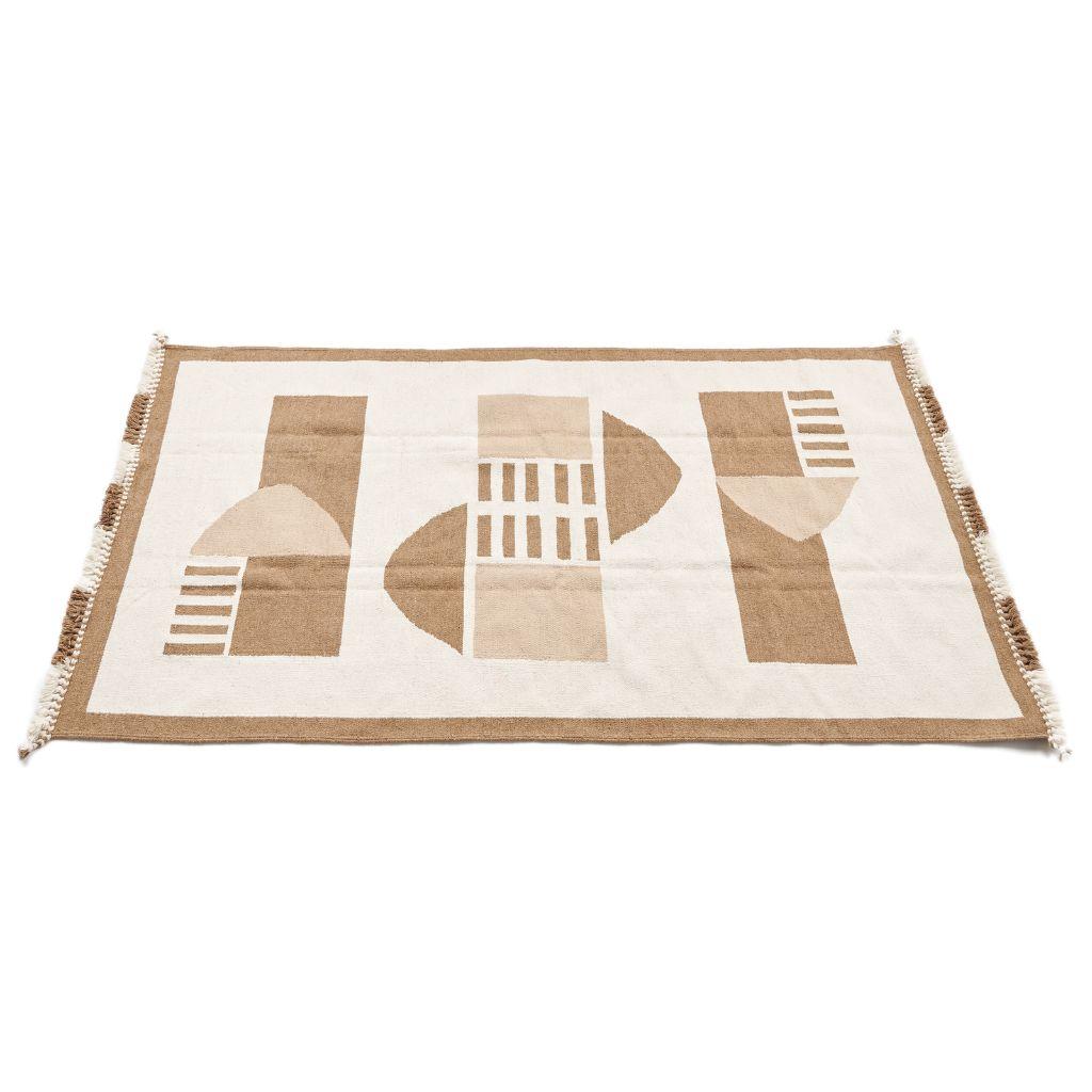La alfombra Dyoon es un reflejo de los motivos geométricos visibles en el hogar del artesano. En esta alfombra se ha utilizado 100% lana hilada a mano y tintes orgánicos elaborados íntegramente por las familias de los artesanos. 

Para esta