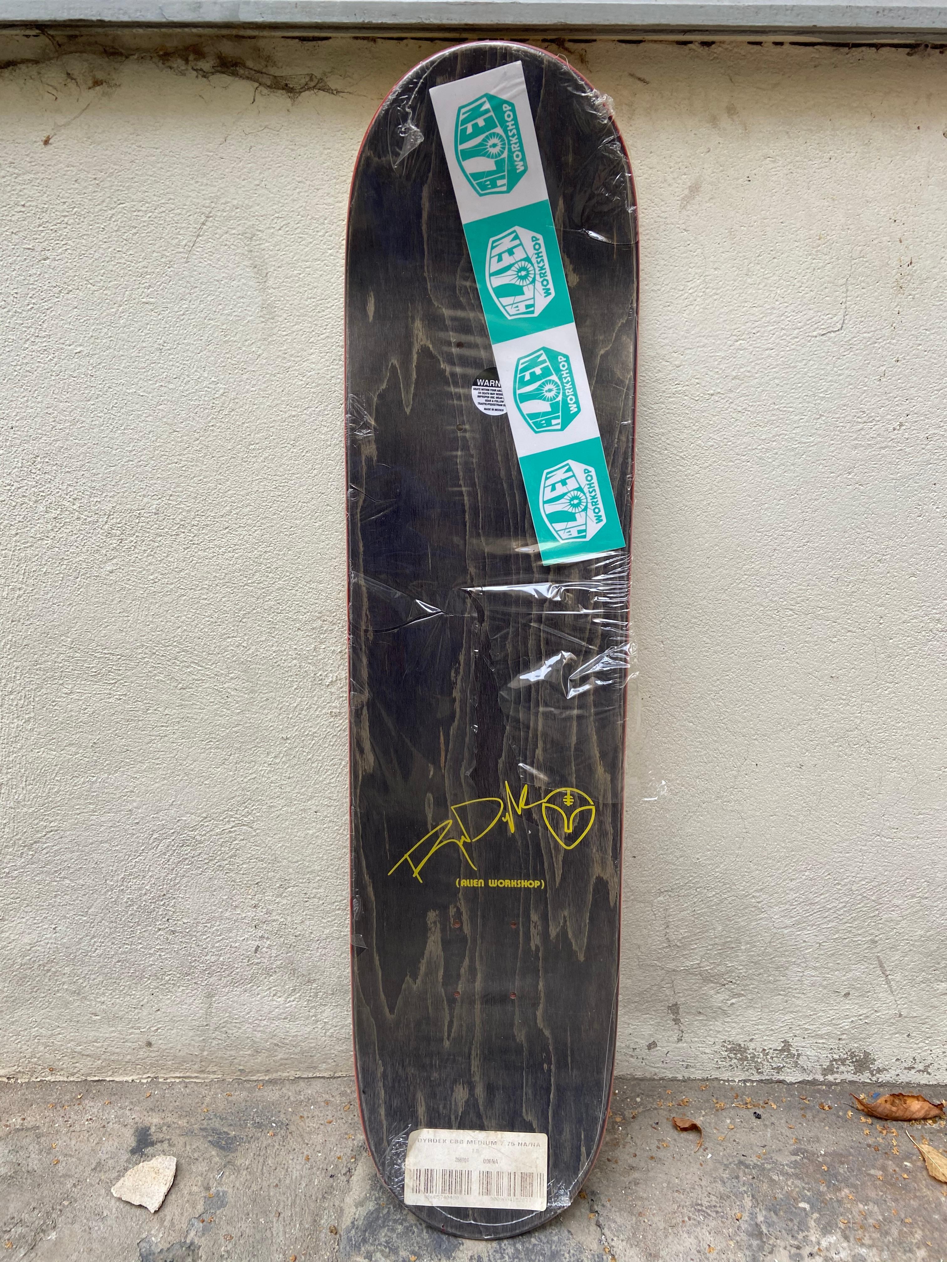 Dyrdek - Cant' be bothered model
Skate board Collector
Circa 2008
Front and back decoration
79.5 x 19.5 - size 7.75
Condition : New
390 euros.