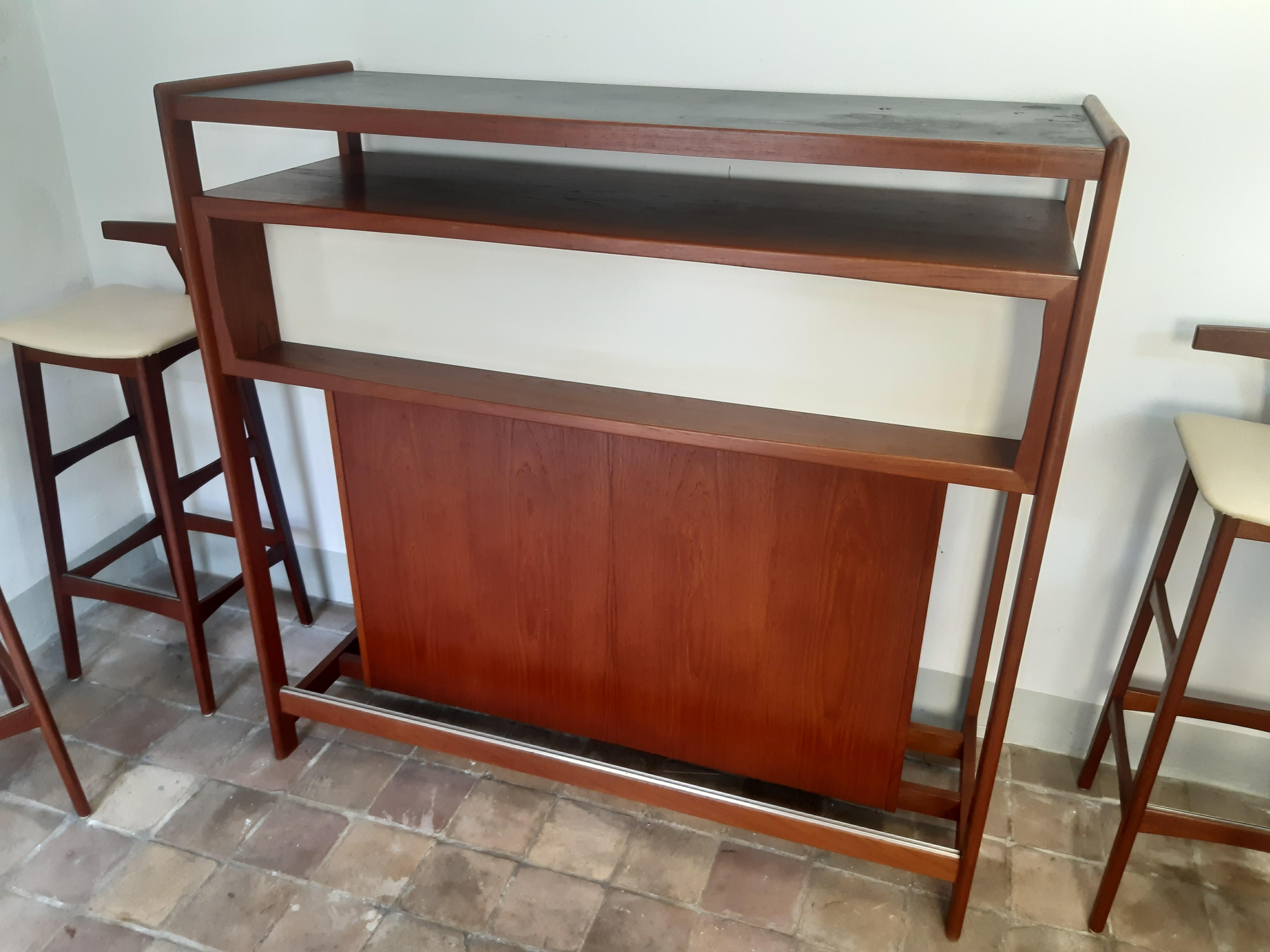 Bar moderno danese Dyrlund di Knud Bent + 4 sgabelli da bar - TEAK anni 60 in vendita 3