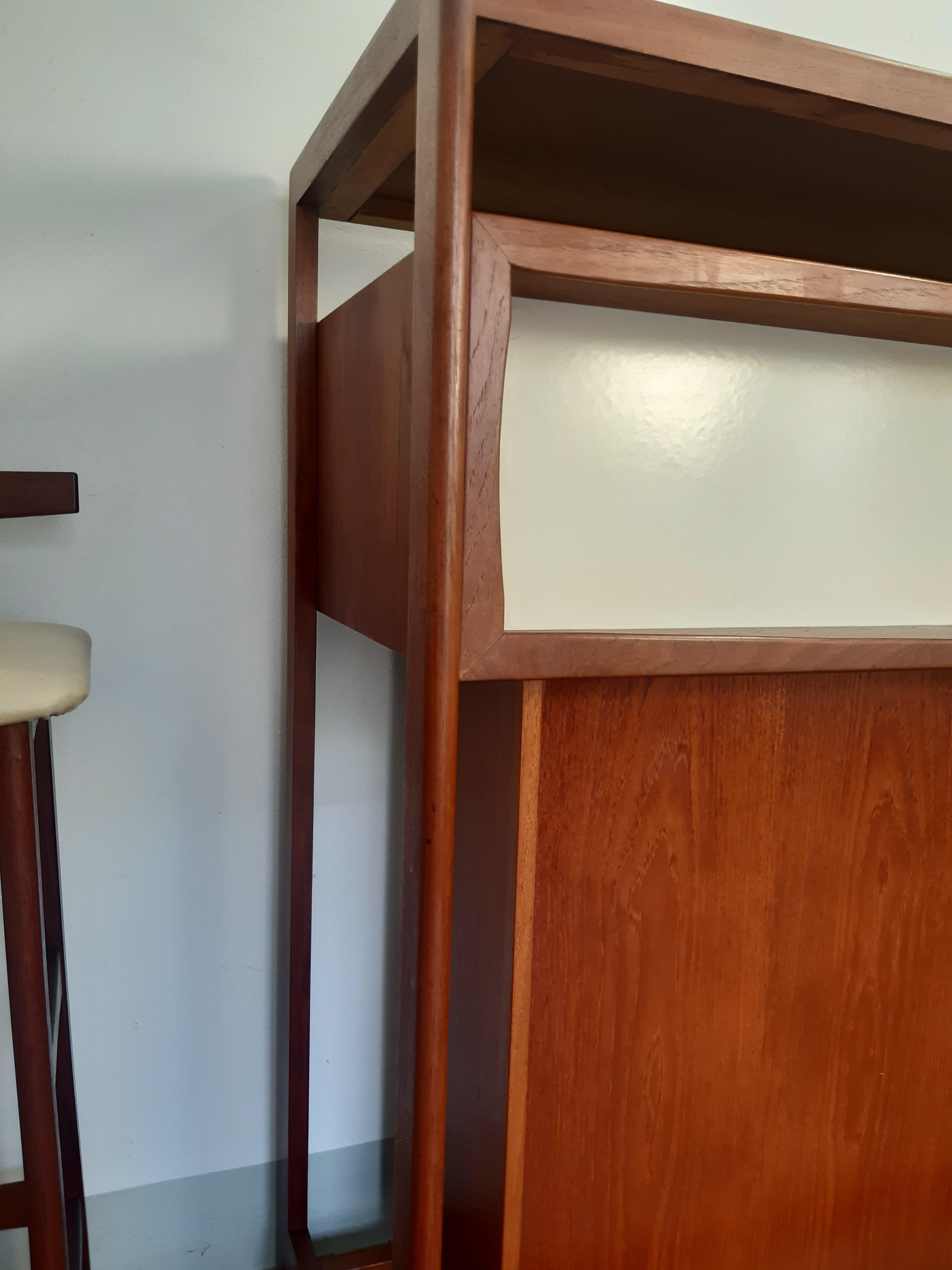 Bar moderno danese Dyrlund di Knud Bent + 4 sgabelli da bar - TEAK anni 60 in vendita 4