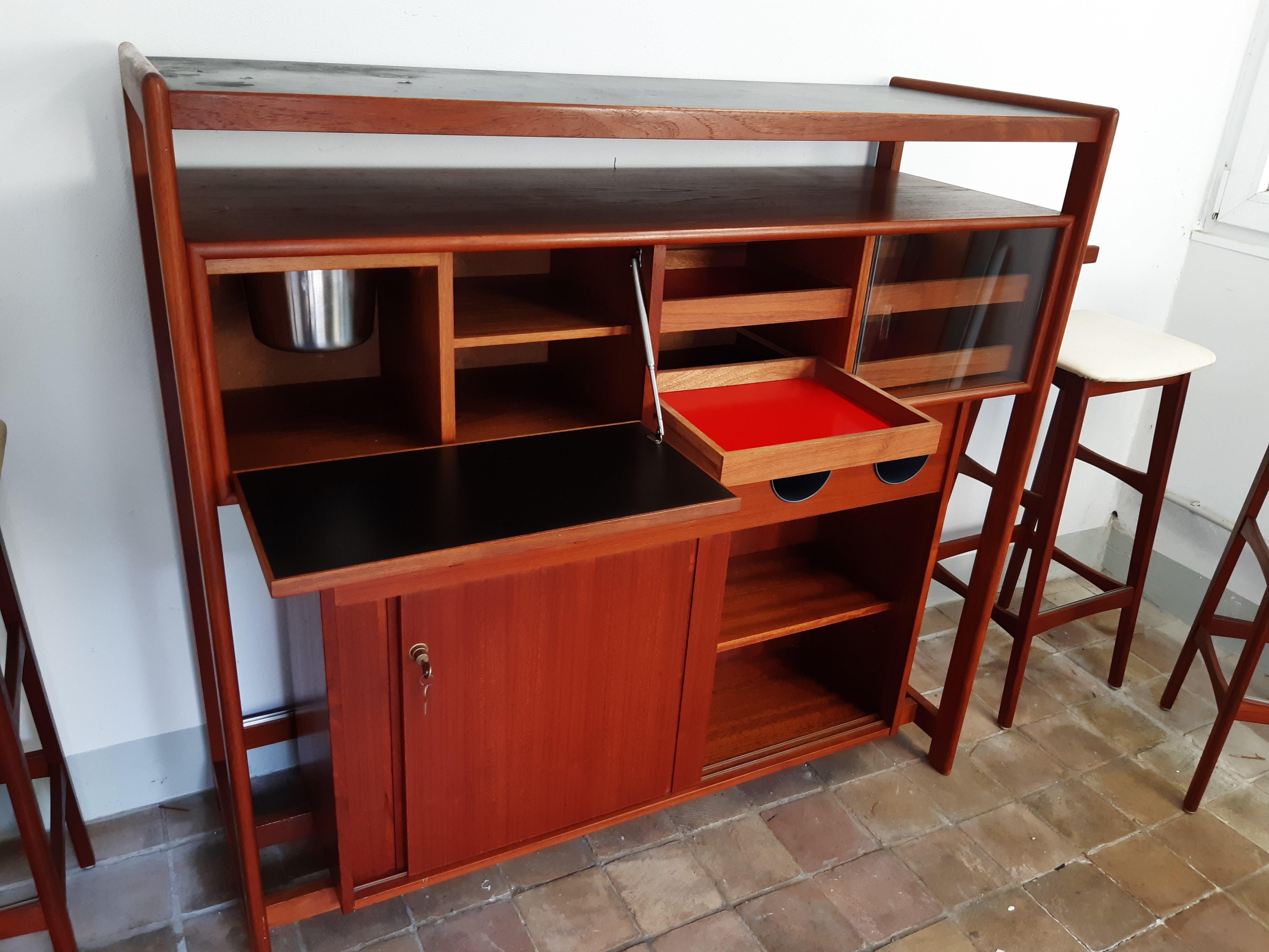 Moderno Bar moderno danese Dyrlund di Knud Bent + 4 sgabelli da bar - TEAK anni 60 in vendita