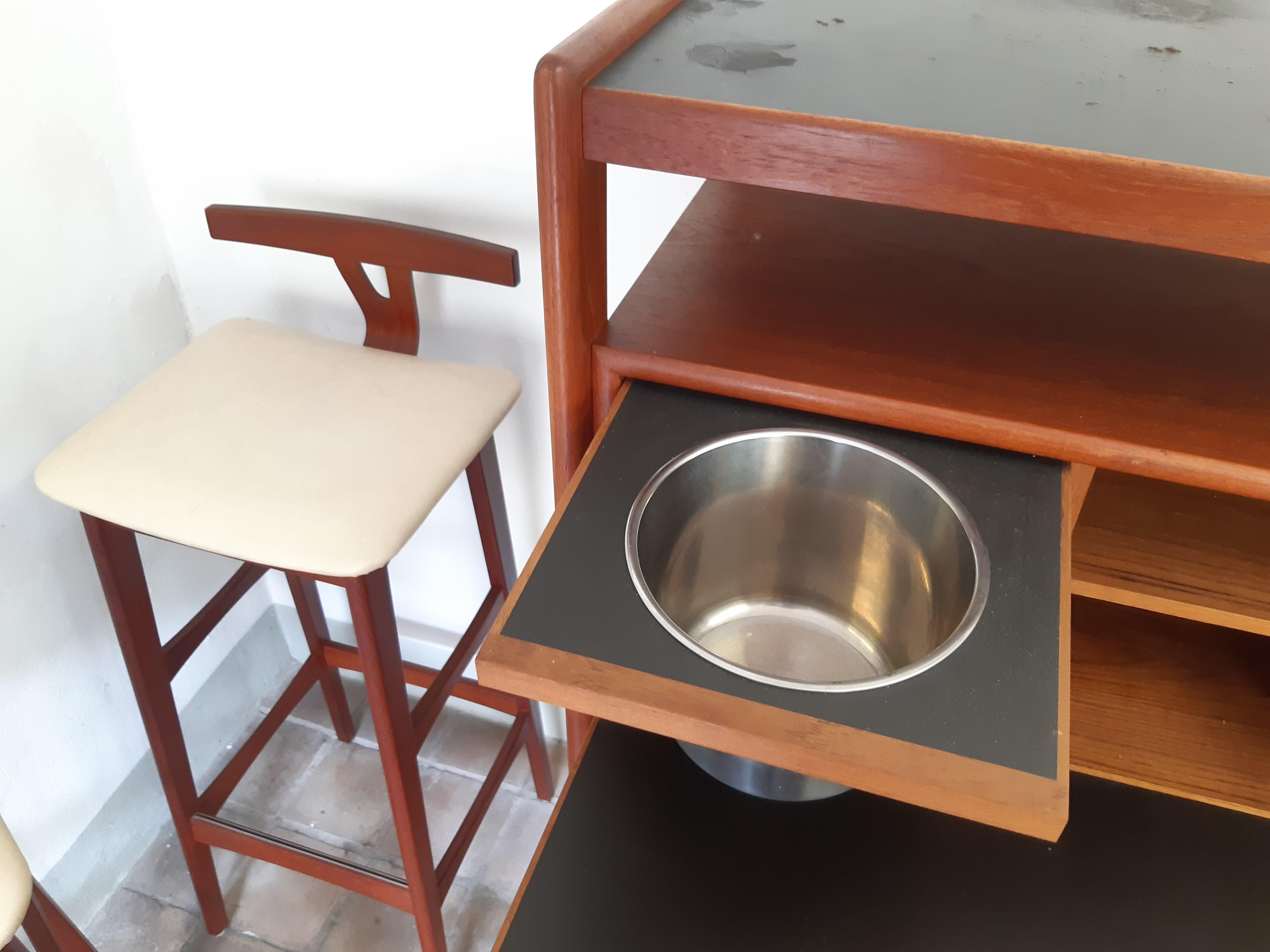 A olio Bar moderno danese Dyrlund di Knud Bent + 4 sgabelli da bar - TEAK anni 60 in vendita