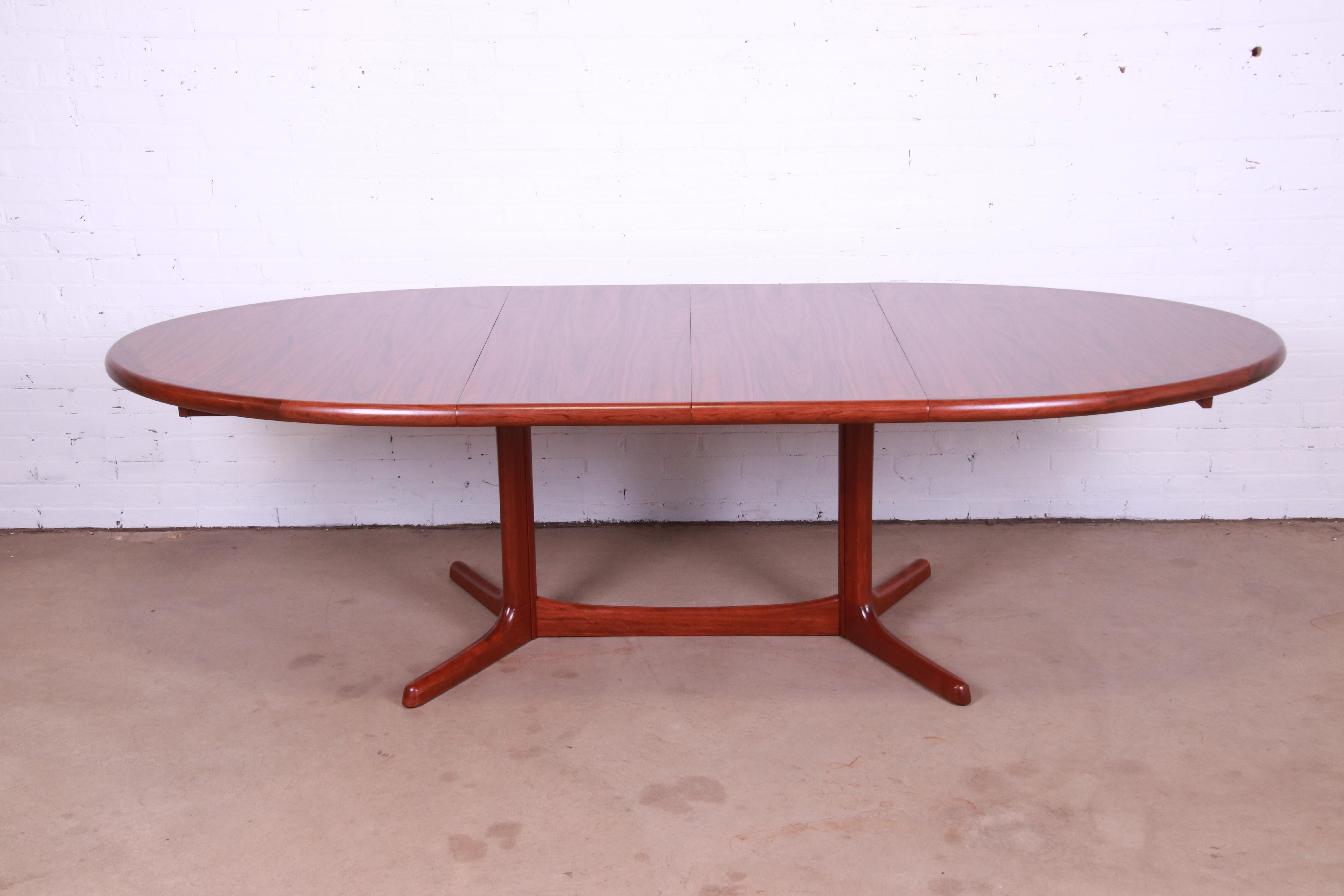 An exceptional mid-century Danish Modern pedestal extension dining table

By Dyrlund

Denmark, Circa 1960s

Stunning book-matched rosewood top, with sculpted solid rosewood pedestal.

Measures: 65