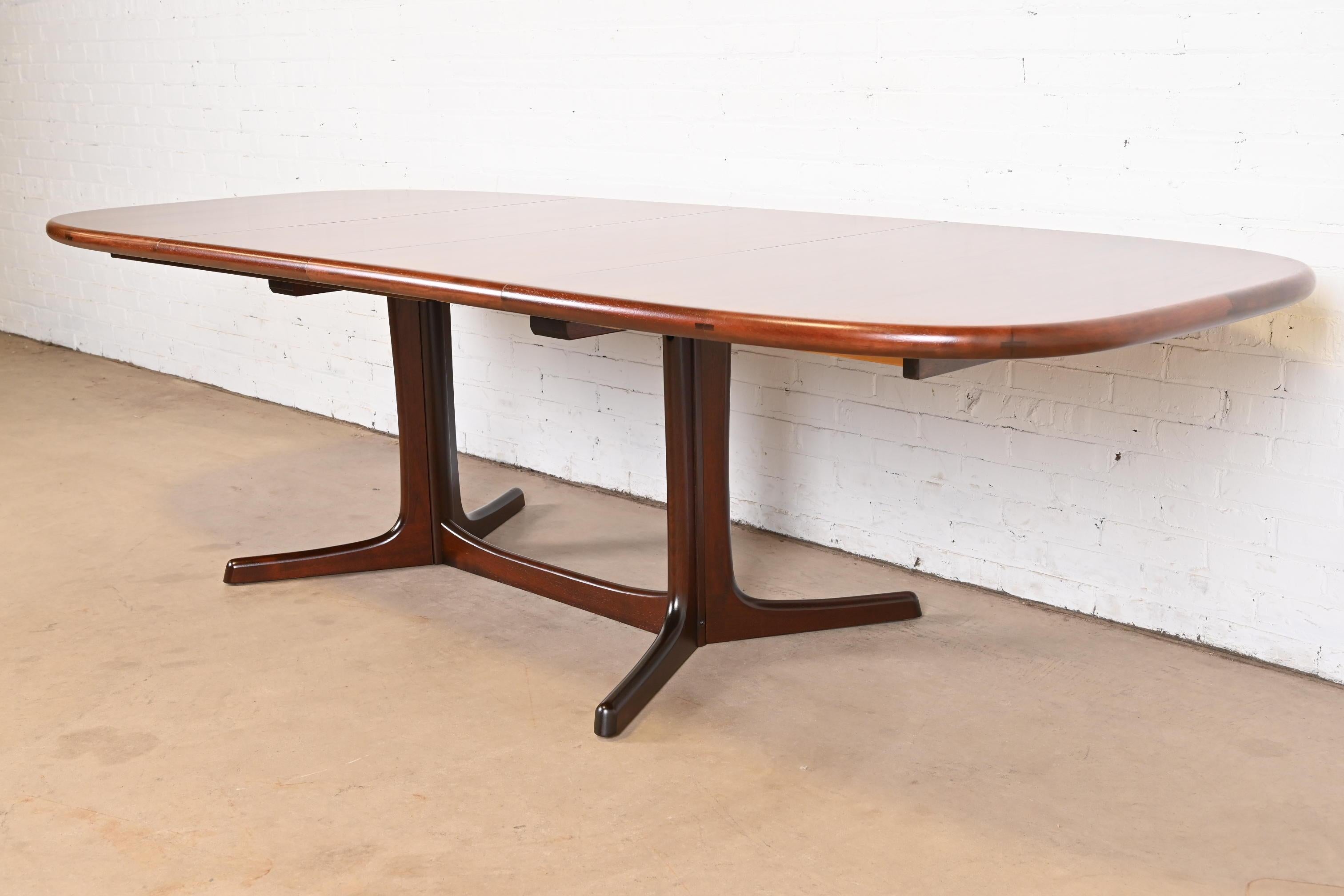 Dyrlund Danish Modern Rosewood Pedestal Extension Dining Table, Newly Refinished In Good Condition For Sale In South Bend, IN