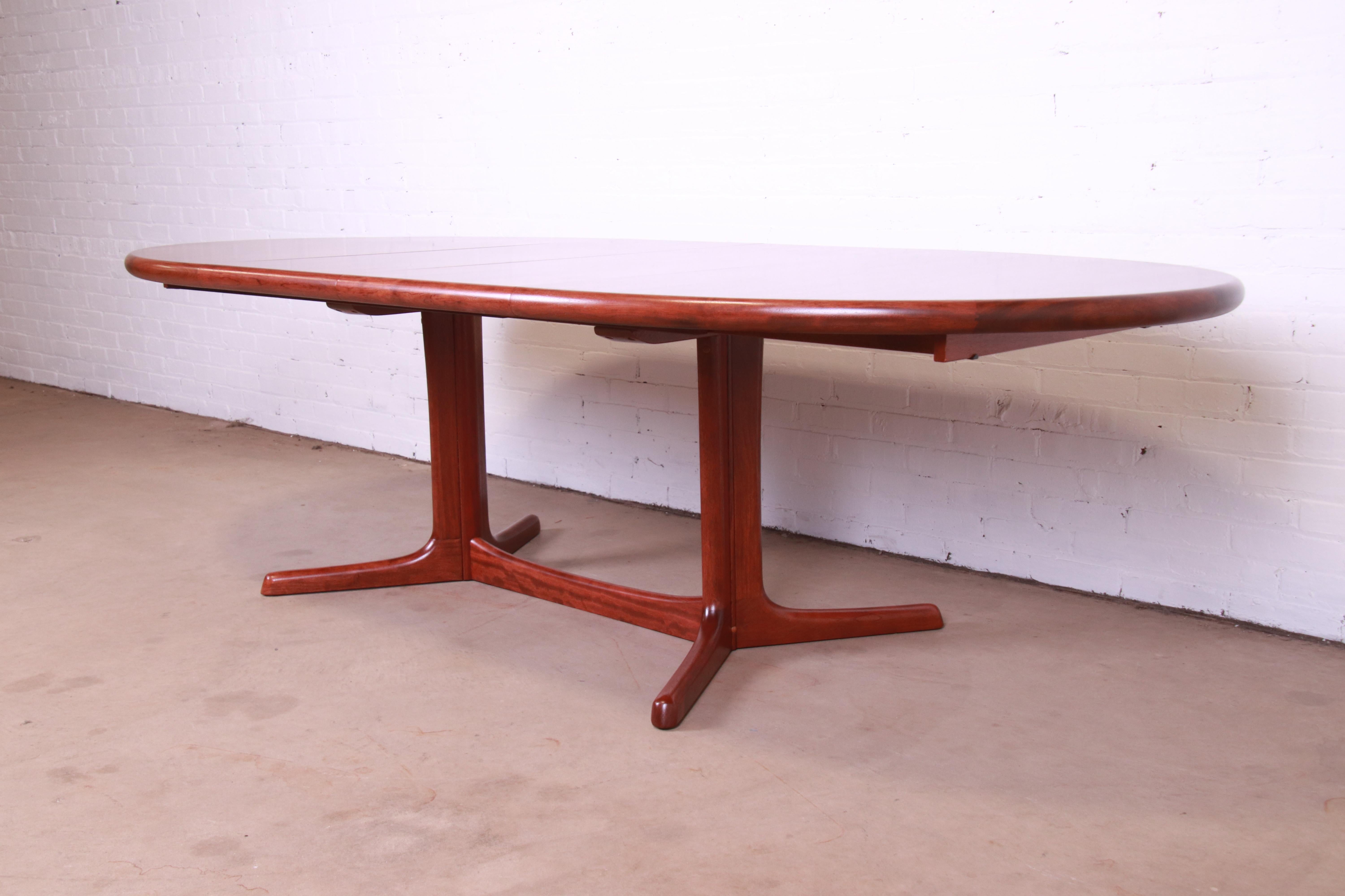 Dyrlund Danish Modern Rosewood Pedestal Extension Dining Table, Newly Refinished In Good Condition In South Bend, IN