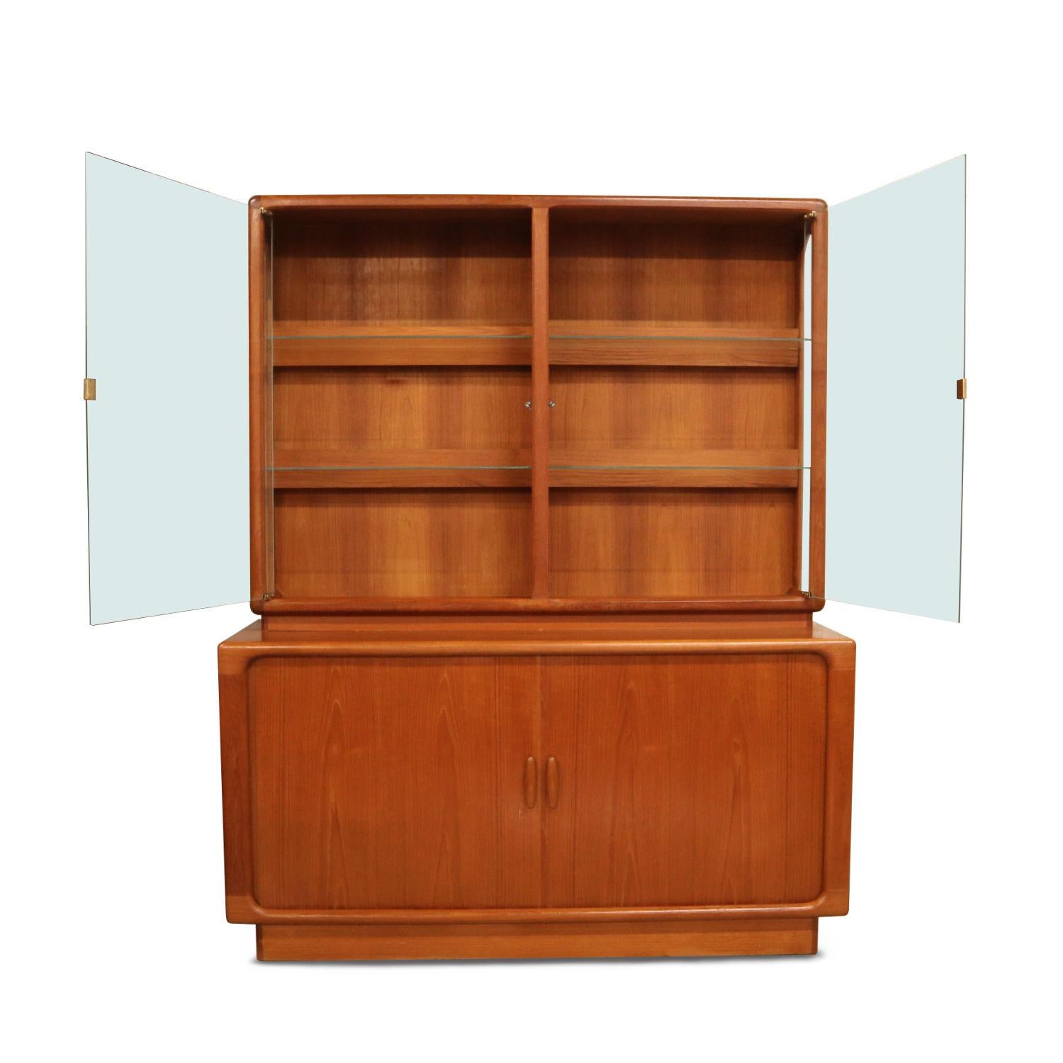 Dyrlund Danish Modern Teak China Cabinet with Lighted Display In Good Condition In Chattanooga, TN