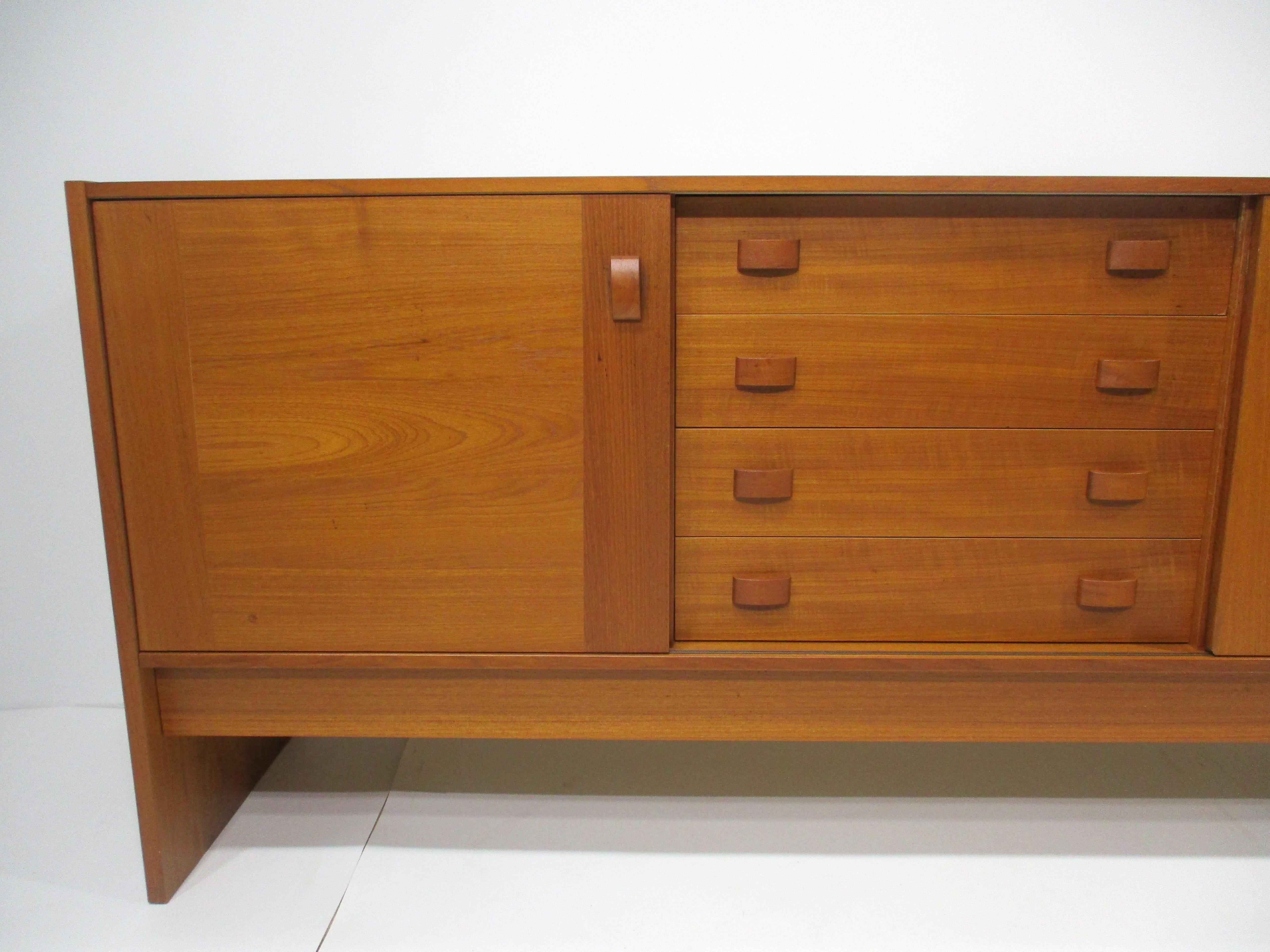 Mid-Century moderno Credenza / Server in teak in stile danese Dyrlund Danimarca in vendita
