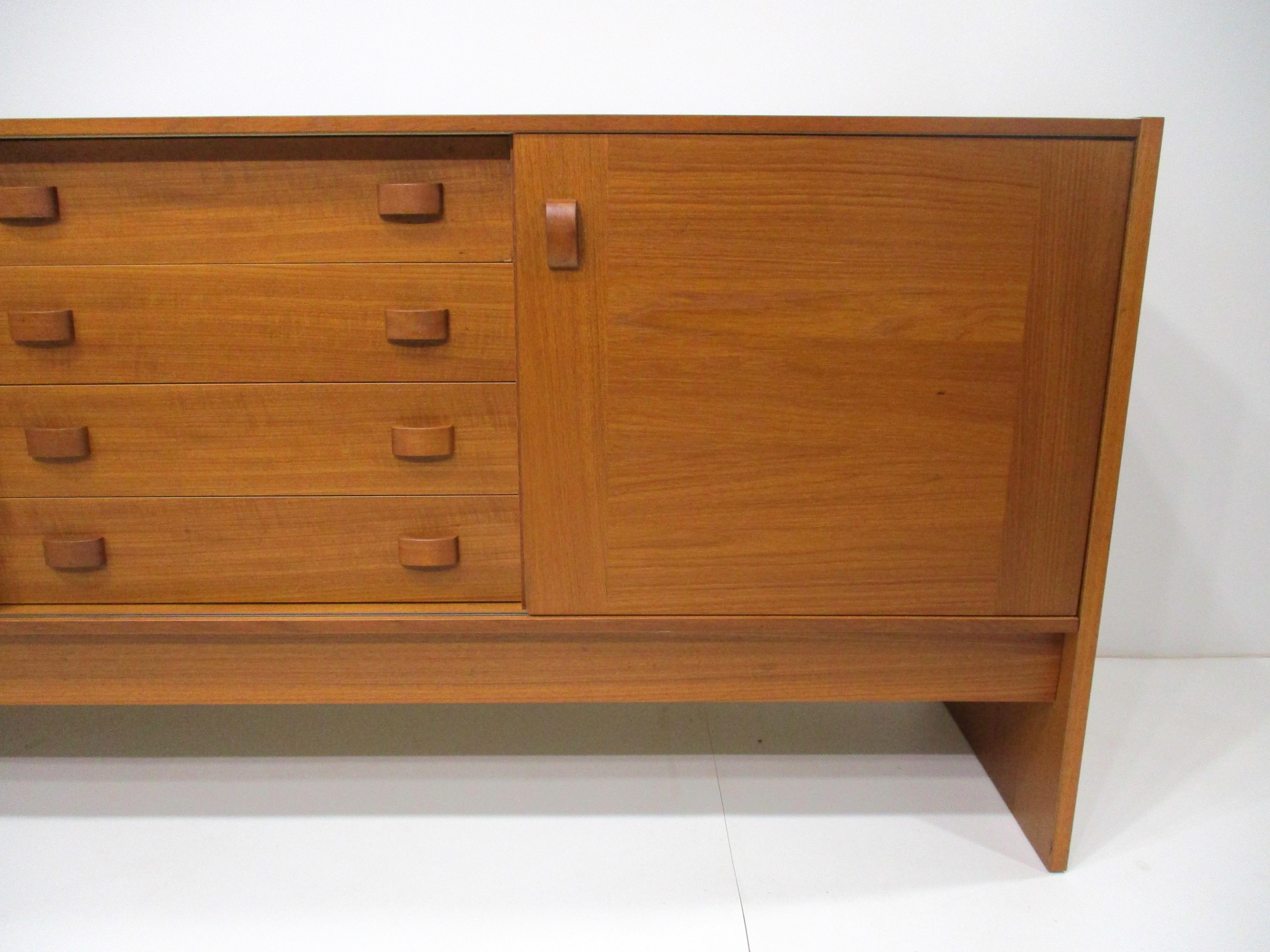 Danese Credenza / Server in teak in stile danese Dyrlund Danimarca in vendita