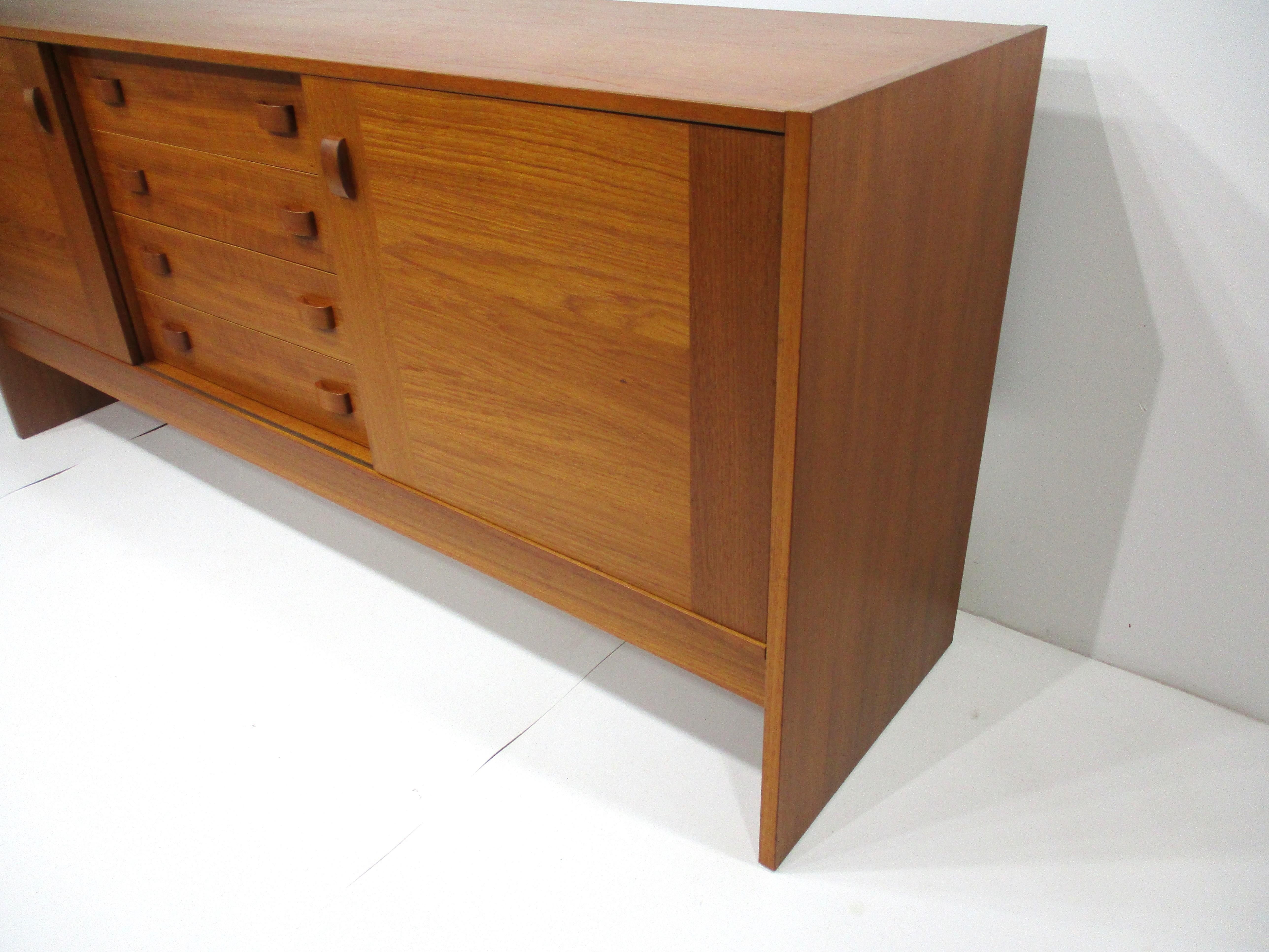 Credenza / Server in teak in stile danese Dyrlund Danimarca In condizioni buone in vendita a Cincinnati, OH