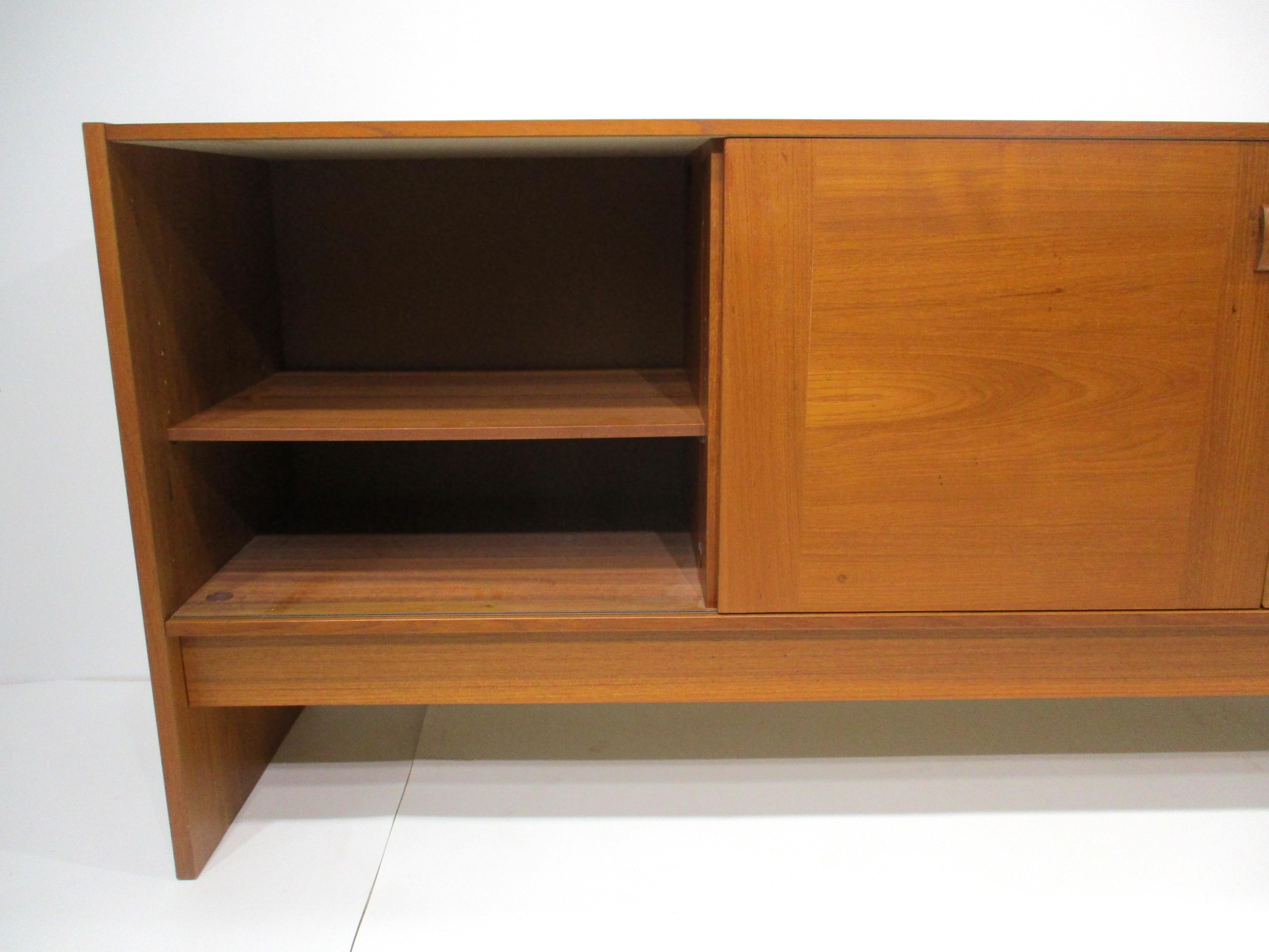 XX secolo Credenza / Server in teak in stile danese Dyrlund Danimarca in vendita