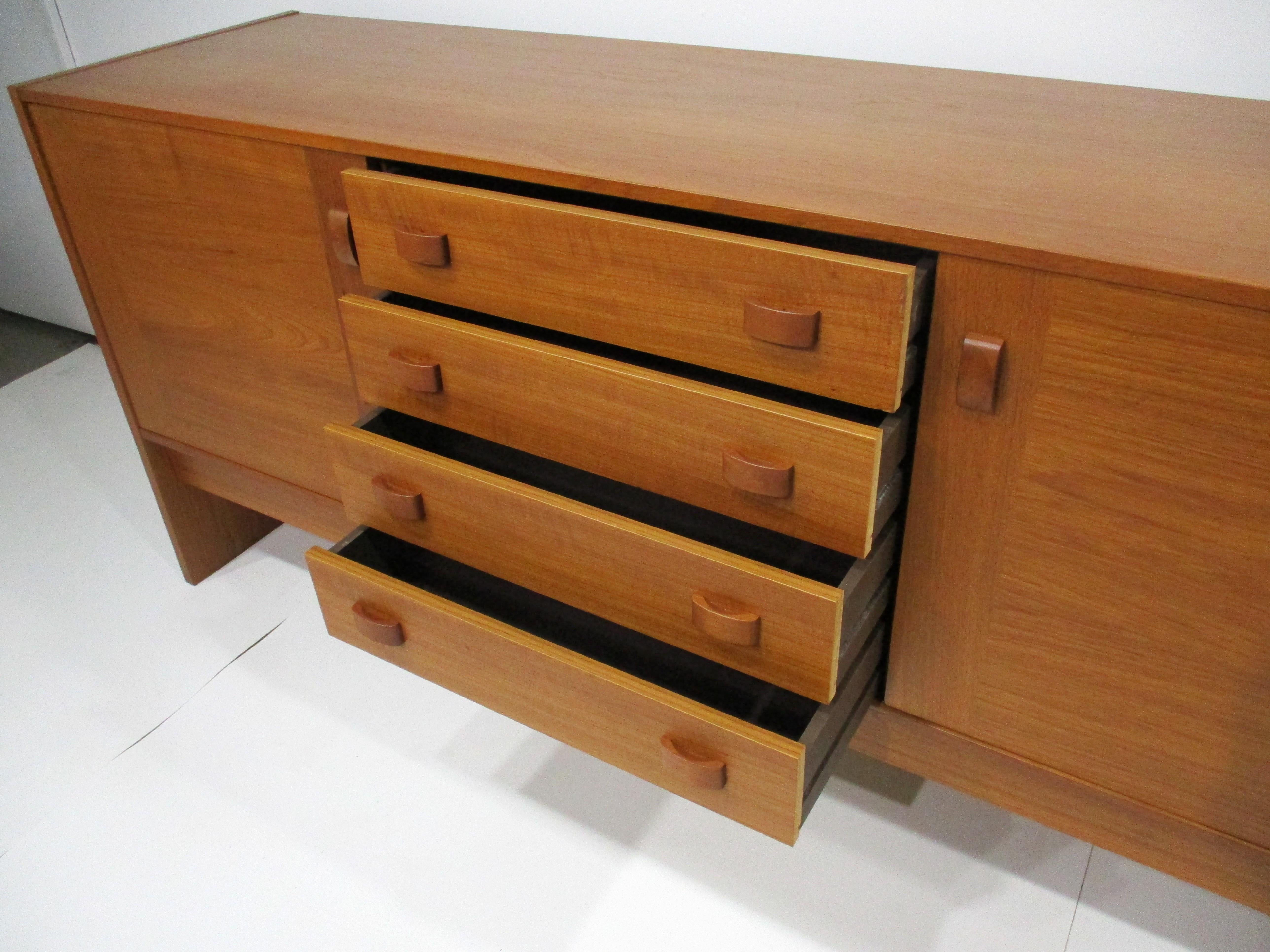 Teak Credenza / Server in teak in stile danese Dyrlund Danimarca in vendita