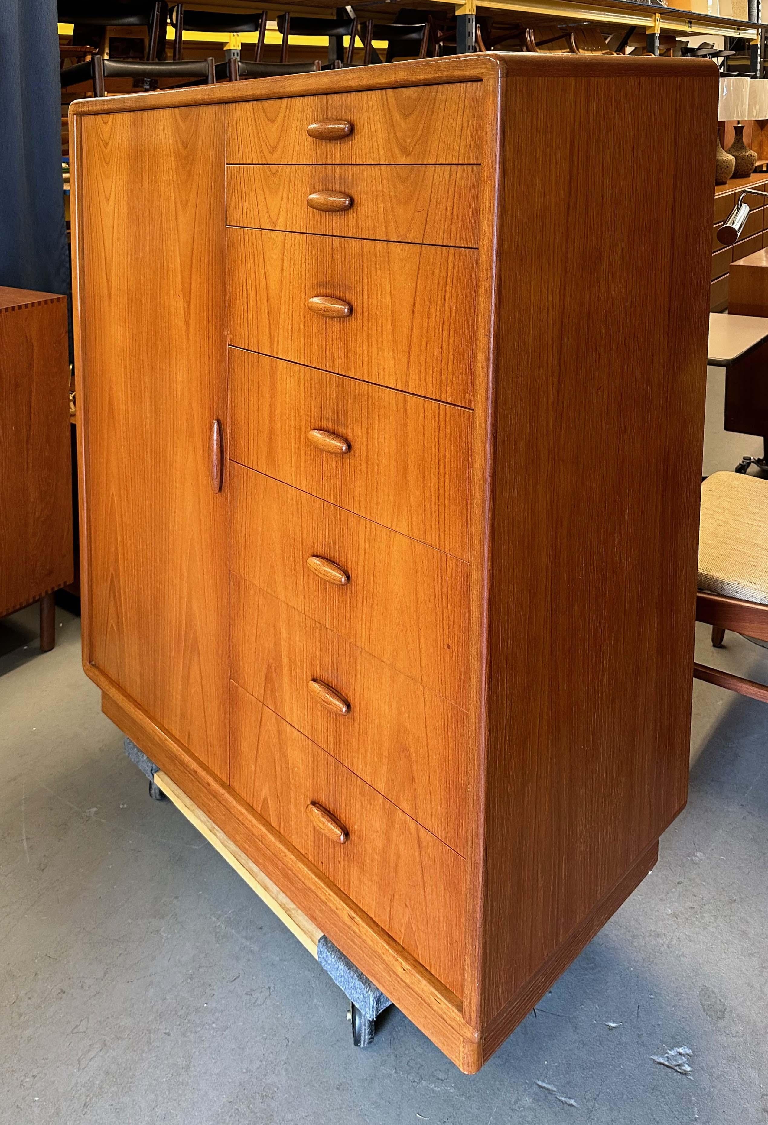 Vintage teak dresser or gentleman’s chest by Dyrlund. Denmark, 1960s.

7 drawers on the right. 2 shelves and 3 more drawers behind the door on the left.

High-quality craftsmanship. High polish finish. Extremely solid piece.
