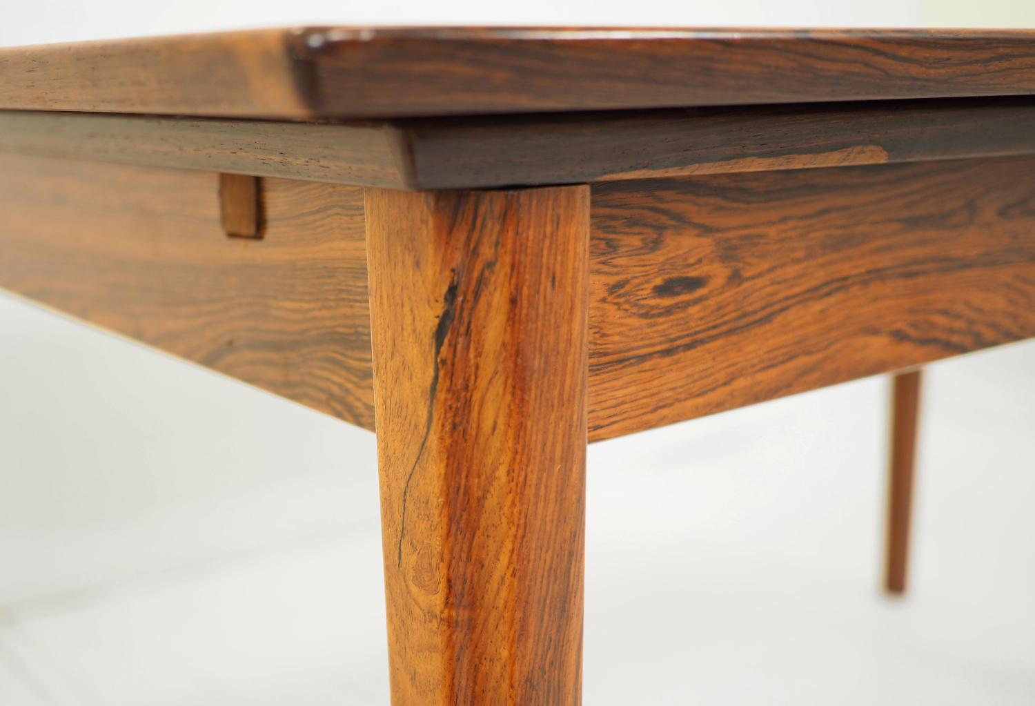 Dyrlund dining table in Brazilian Rosewood  In Excellent Condition For Sale In Toronto, ON