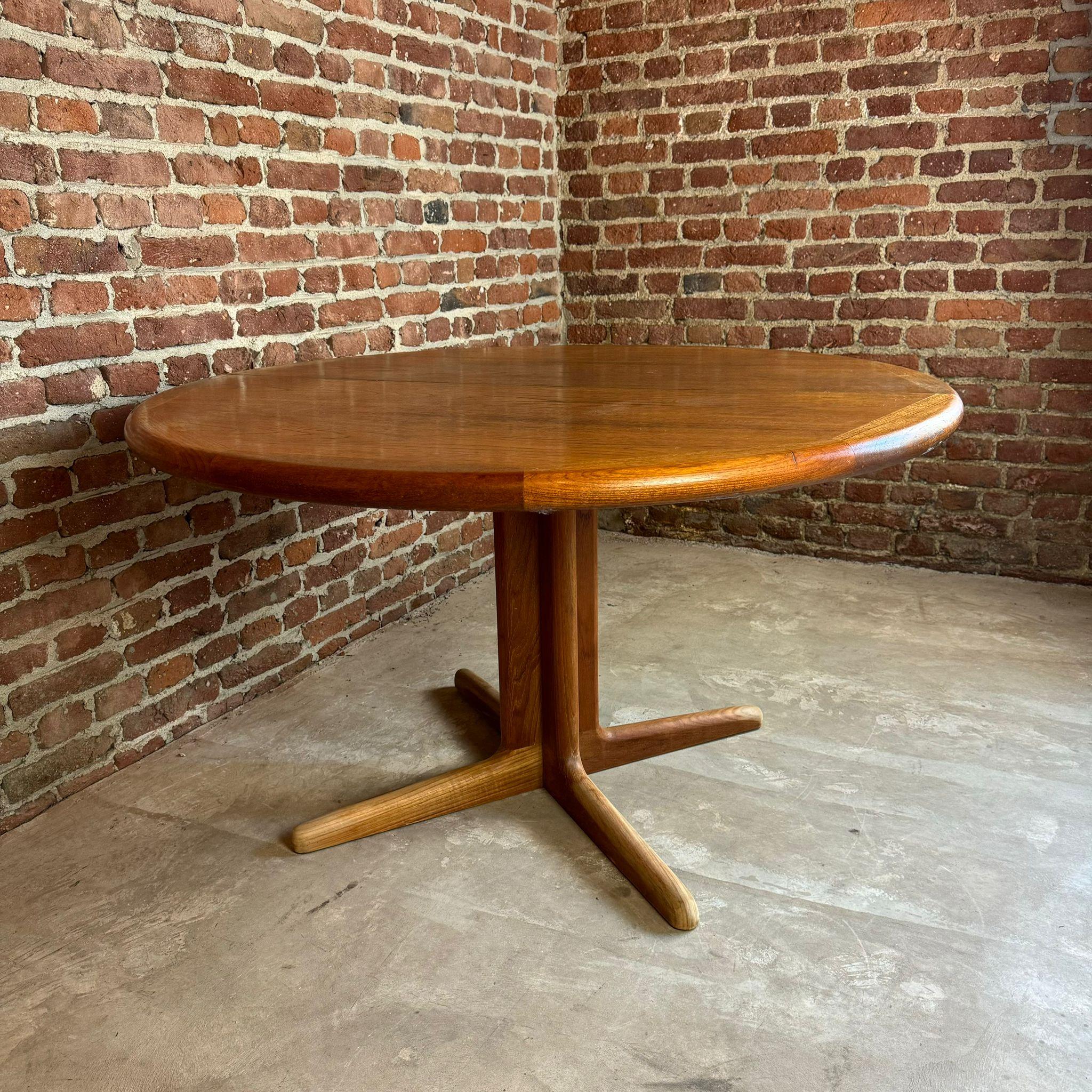 Veneer Dyrlund dining table in teak, Denmark 1960 For Sale