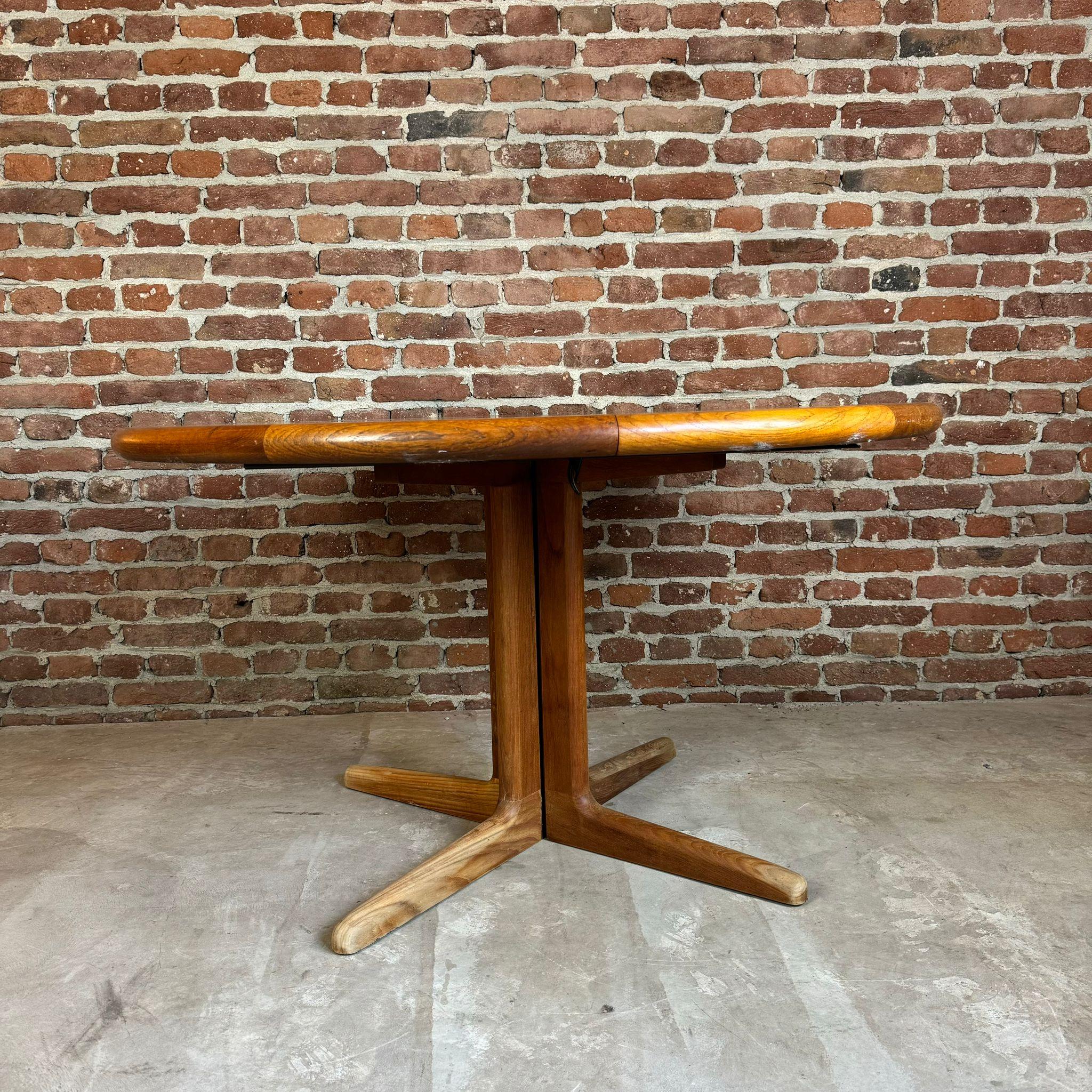 Mid-20th Century Dyrlund dining table in teak, Denmark 1960 For Sale