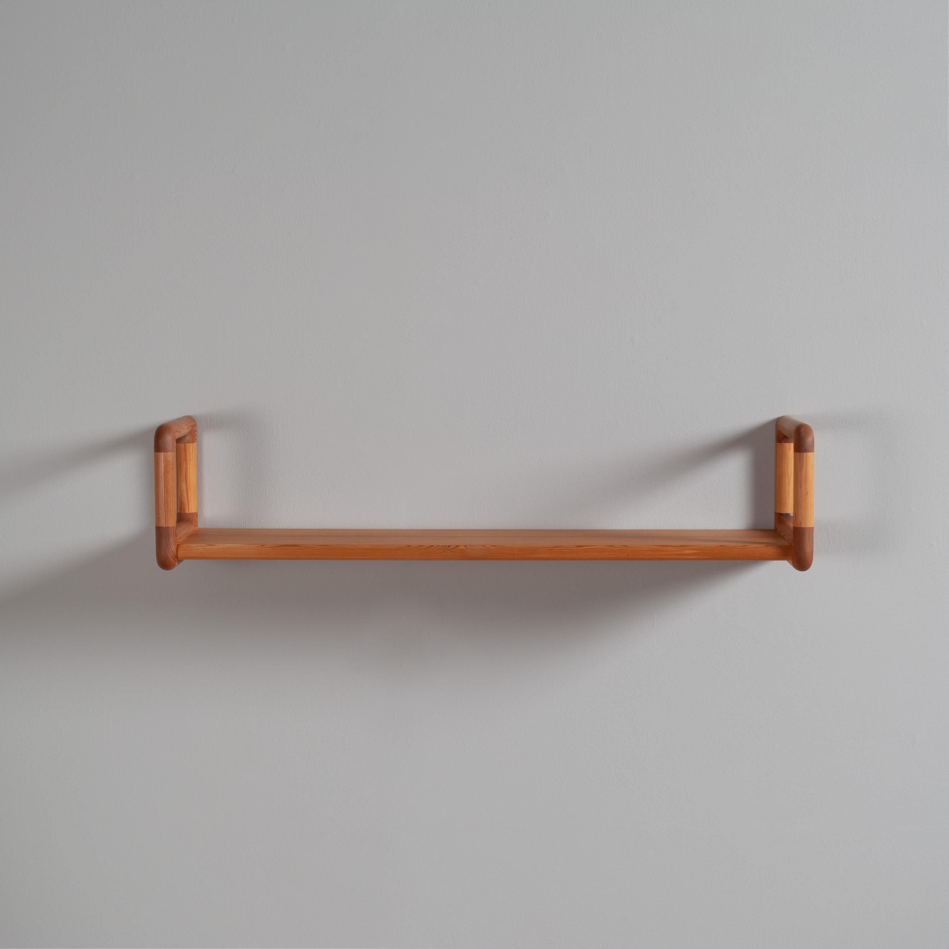 Modernist floating shelf in douglas fir pine circa 1960. Produced by Dyrlund, Denmark. Simple yet terrific handled design.
