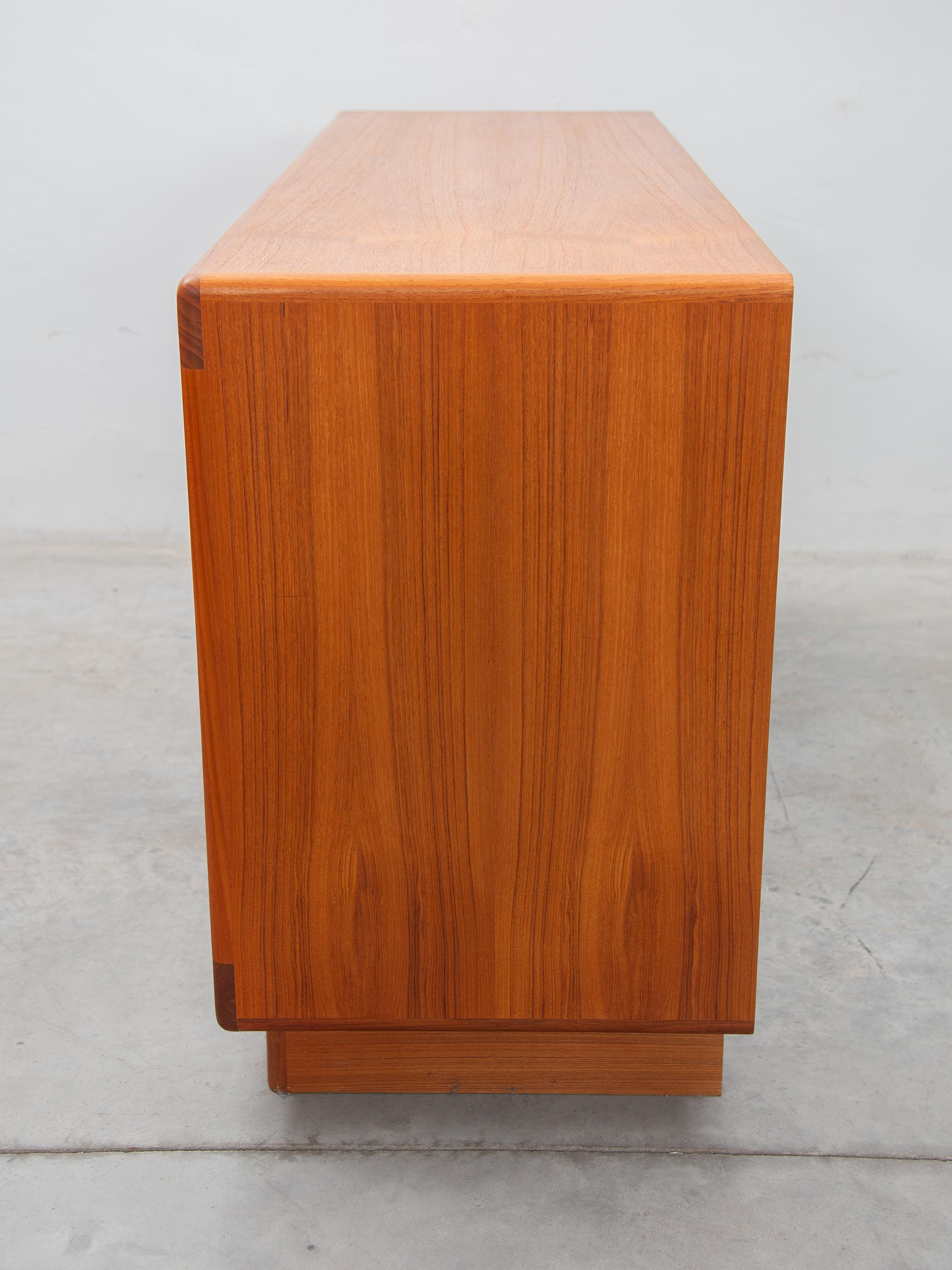 Dyrlund Made in Denmark Furniture Small Two Sliding Doors Sideboard In Good Condition For Sale In Antwerp, BE