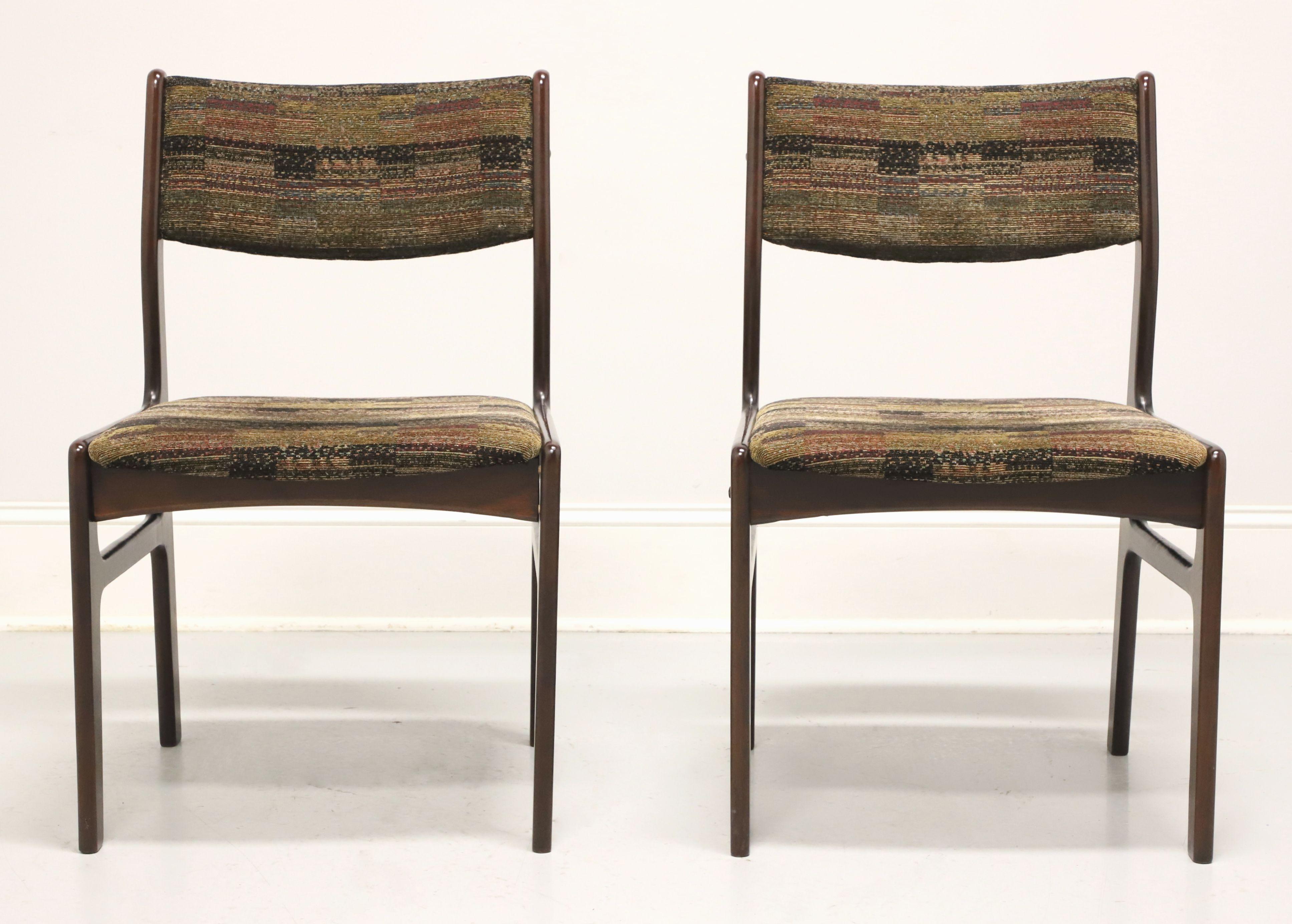 DYRLUND Moderne dänische Esszimmerstühle aus Rosenholz, Mitte des 20. Jahrhunderts, Paar (Skandinavische Moderne) im Angebot