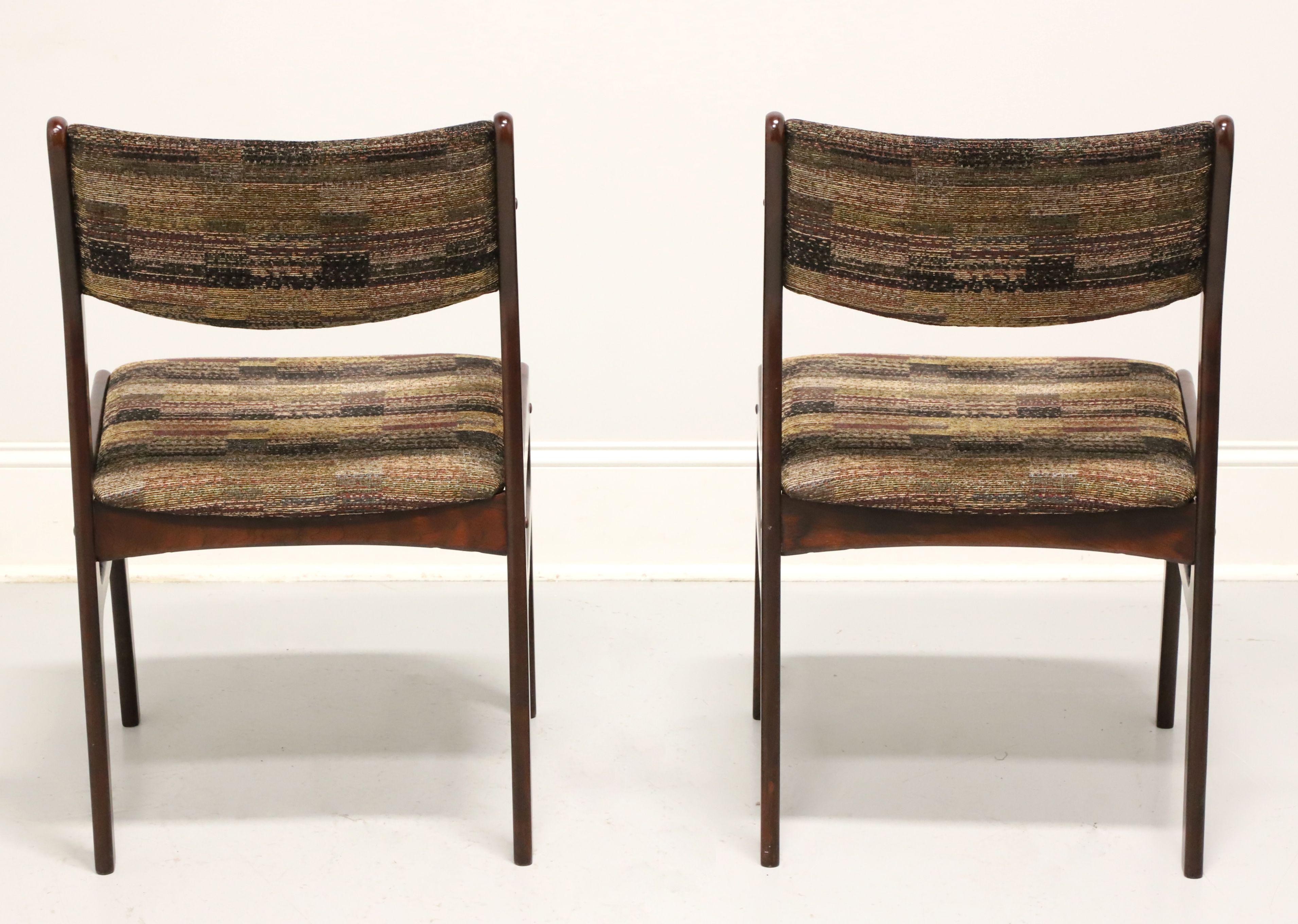 DYRLUND Moderne dänische Esszimmerstühle aus Rosenholz, Mitte des 20. Jahrhunderts, Paar im Zustand „Gut“ im Angebot in Charlotte, NC