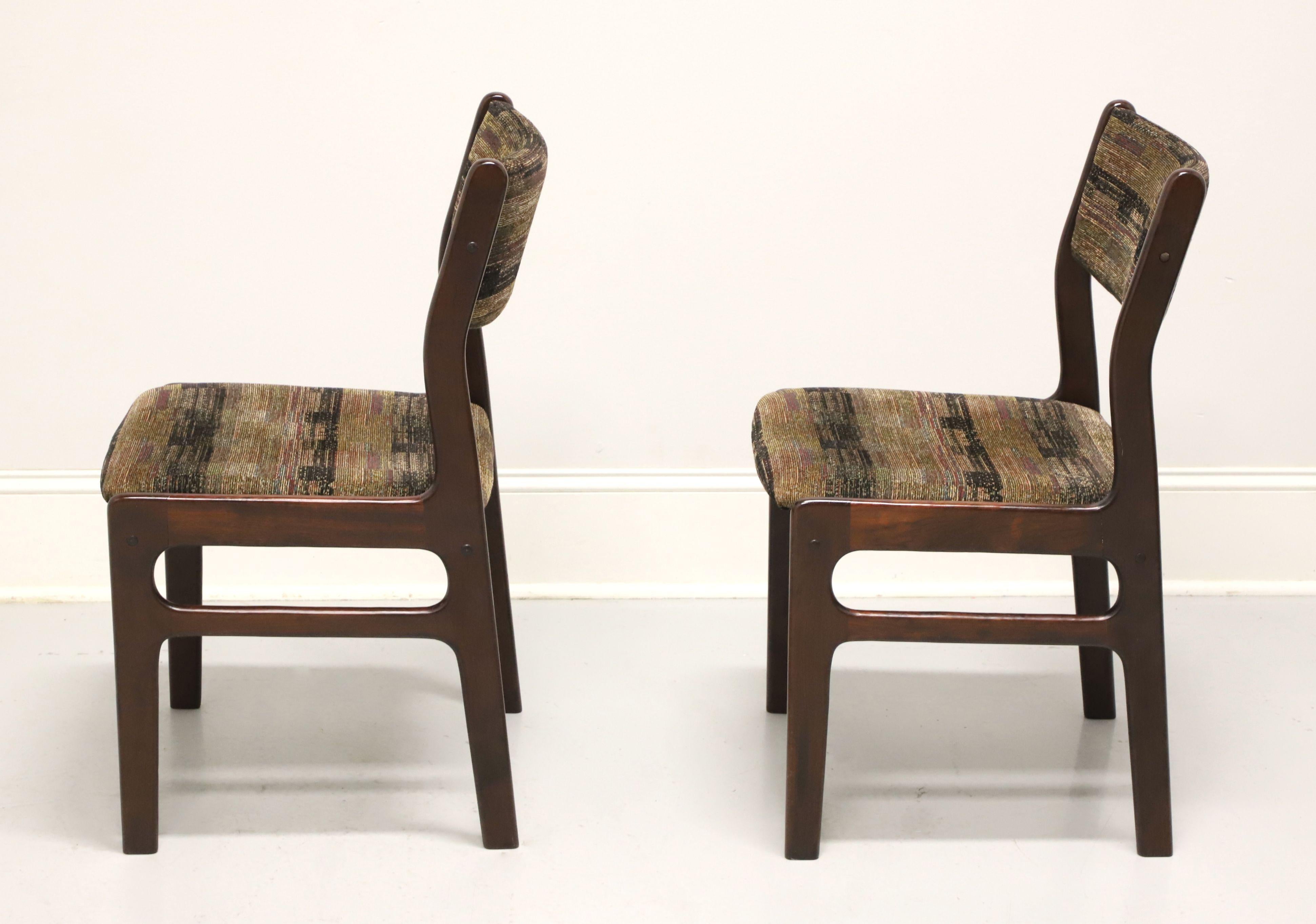 DYRLUND Moderne dänische Esszimmerstühle aus Rosenholz, Mitte des 20. Jahrhunderts, Paar B (Stoff) im Angebot